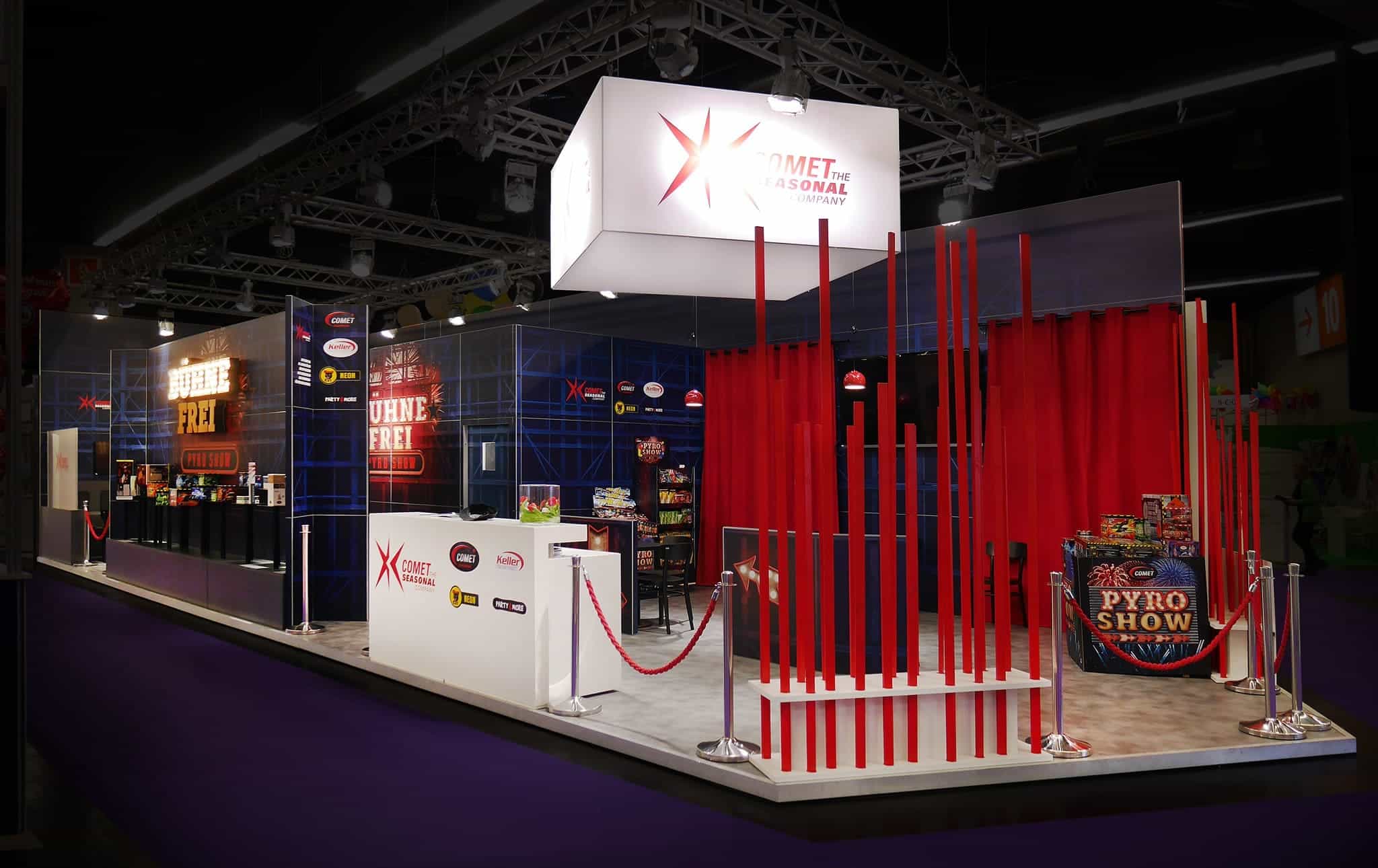 Moderner Messestand von Comet mit rotem Designelement und Pyro Show auf der Spielwarenmesse – Messebau Nürnberg