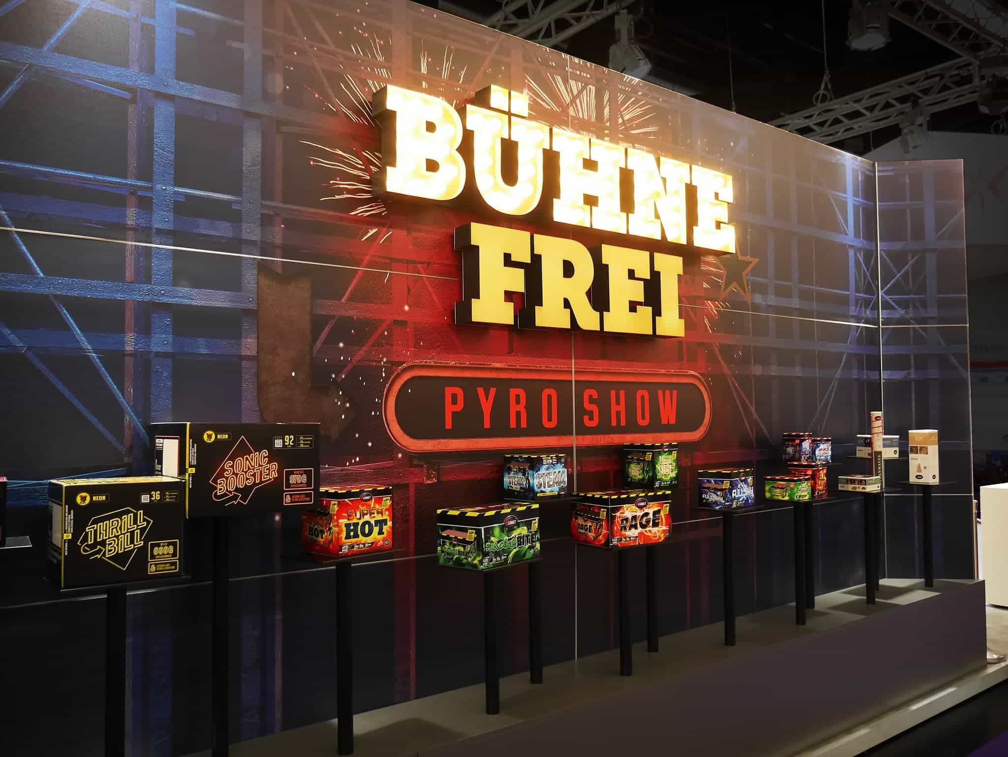 Produktpräsentation von Pyrotechnik und Feuerwerksartikeln im Comet Messestand – Messebau Nürnberg