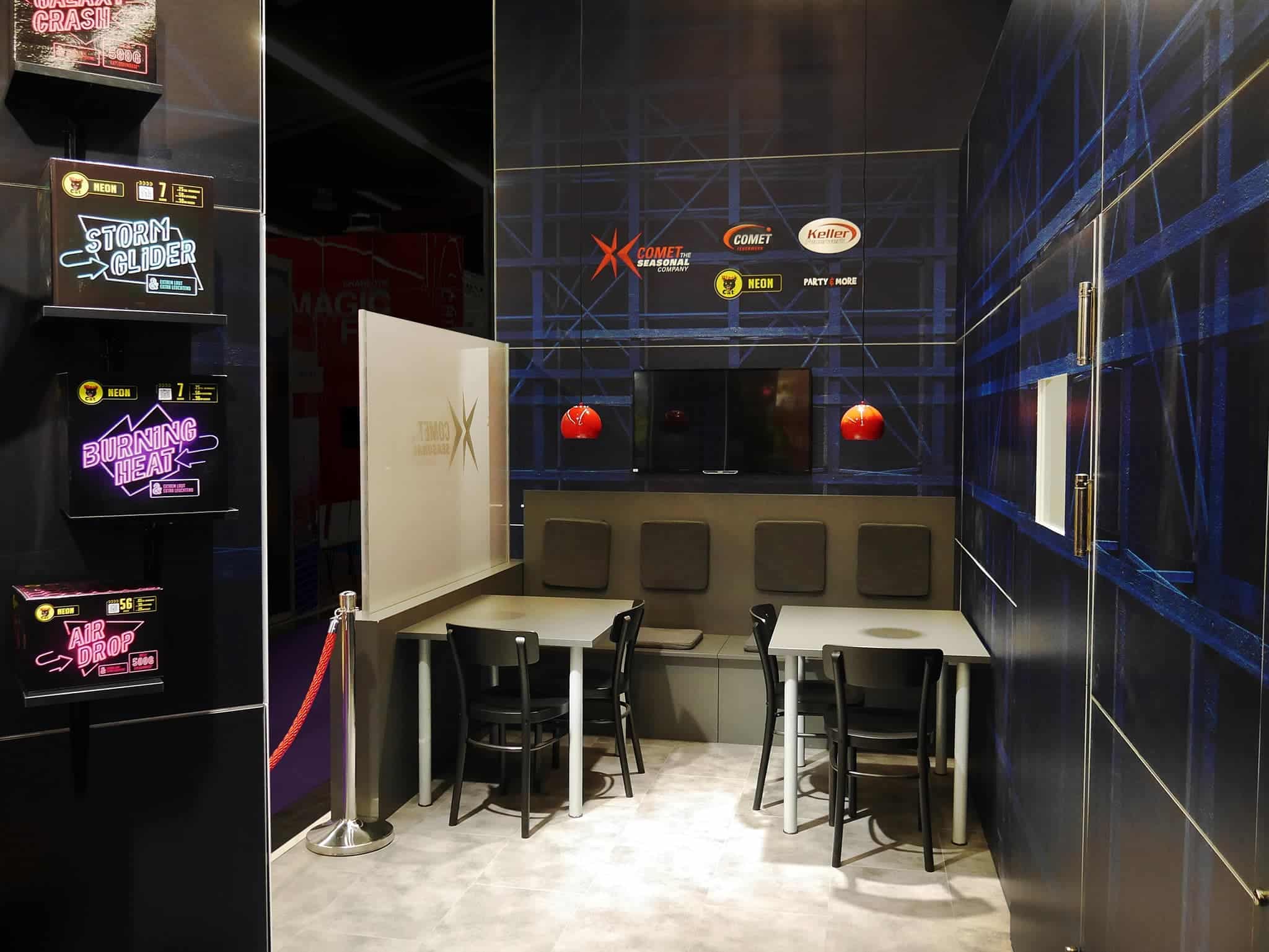 Moderner Sitzbereich mit Markenlogos im Comet Messestand – Messebau Nürnberg