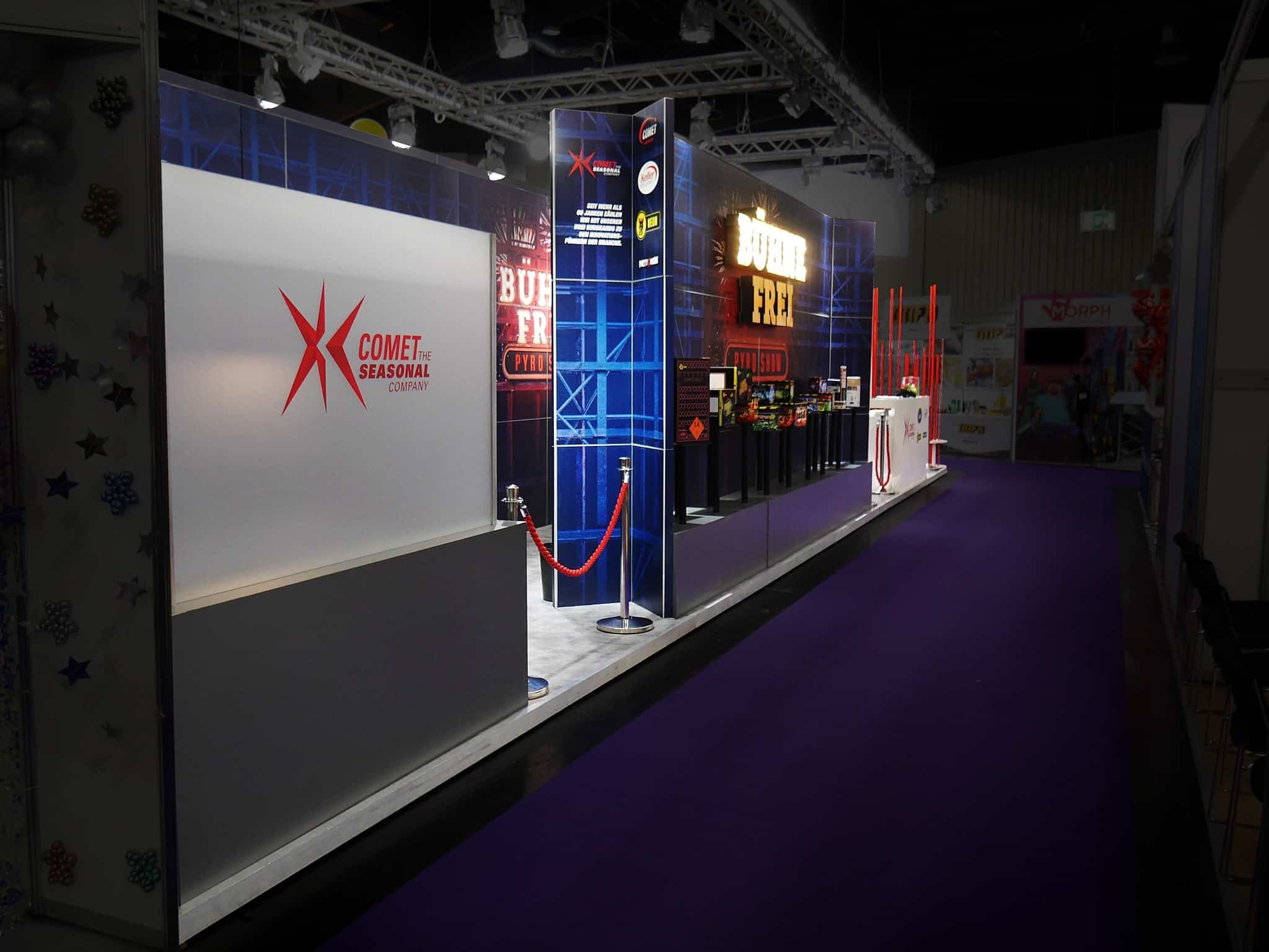 Langer Messestand mit Beleuchtung und Logo von Comet the Seasonal Company – Messebau Nürnberg