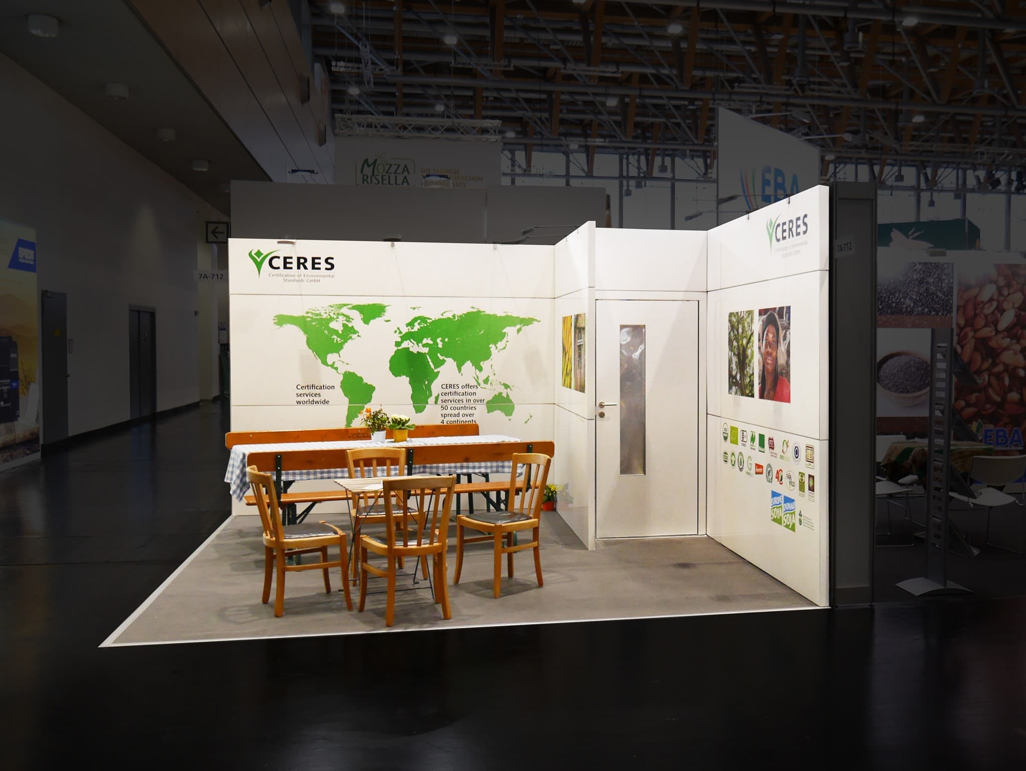 Messestand CERES auf der Biofach mit Sitzgelegenheiten und Weltkarte – Messebau Nürnberg