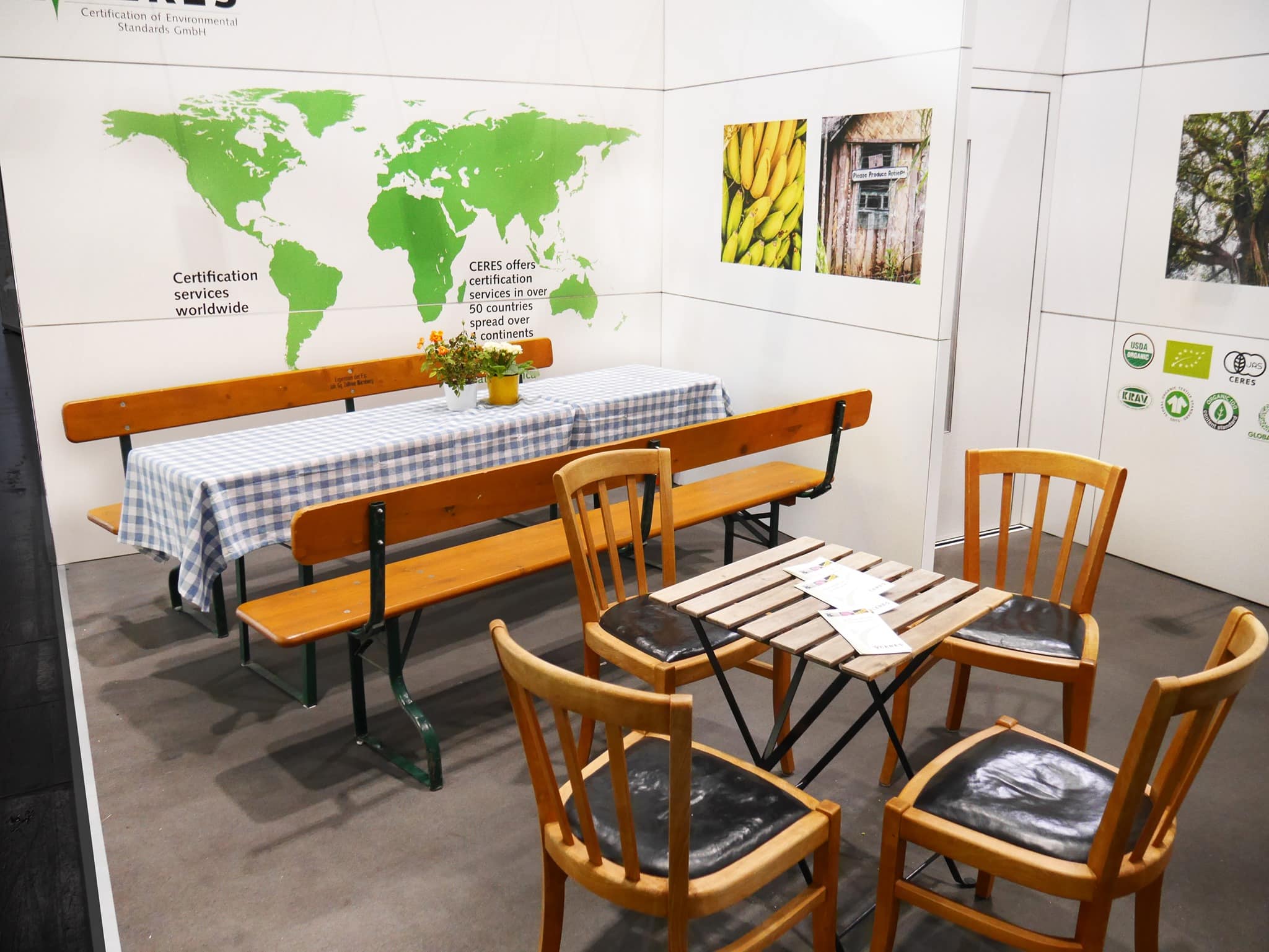Moderner Biofach Messestand mit Weltkarte und Holzmöbeln – Messebau Nürnberg