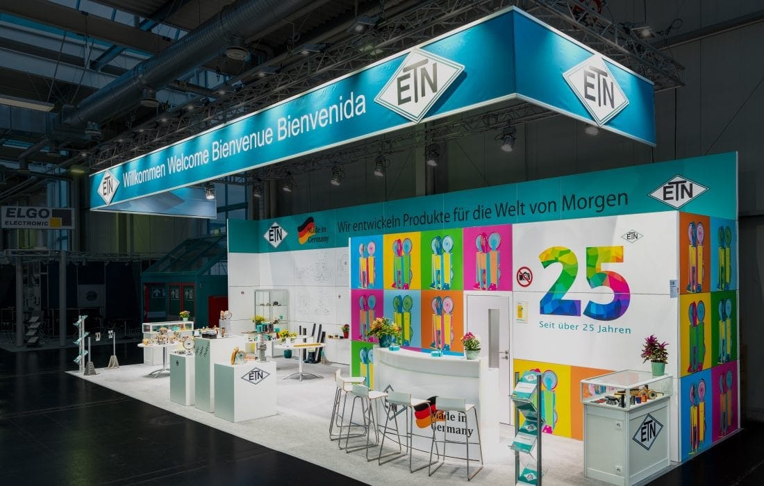 Interlift Augsburg – ETN Messestand mit Jubiläums-Design „25 Jahre“ und moderner Lounge.