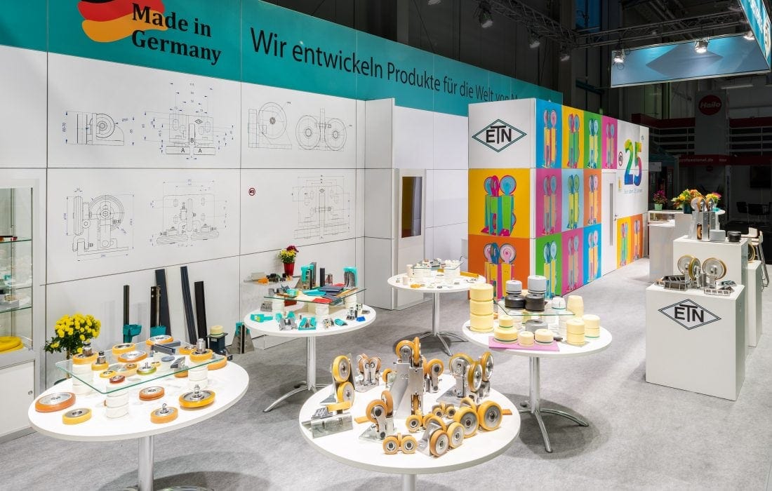 Messestand ETN auf der Interlift in Augsburg mit Industriekomponenten und „Made in Germany“ Branding.