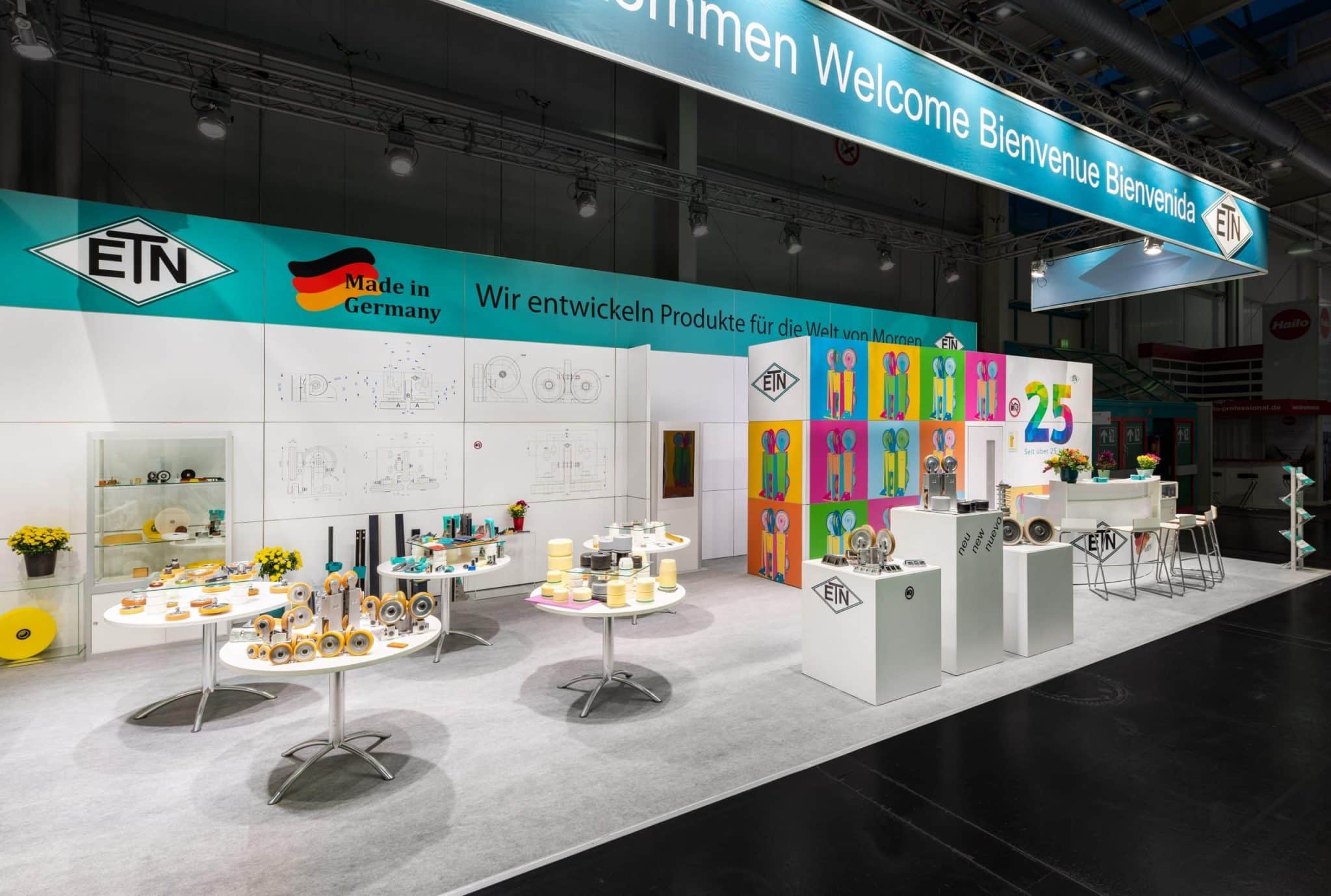 Interlift Augsburg – Weitwinkelaufnahme des ETN Messestandes mit Produktpräsentation und großem Willkommensbanner.