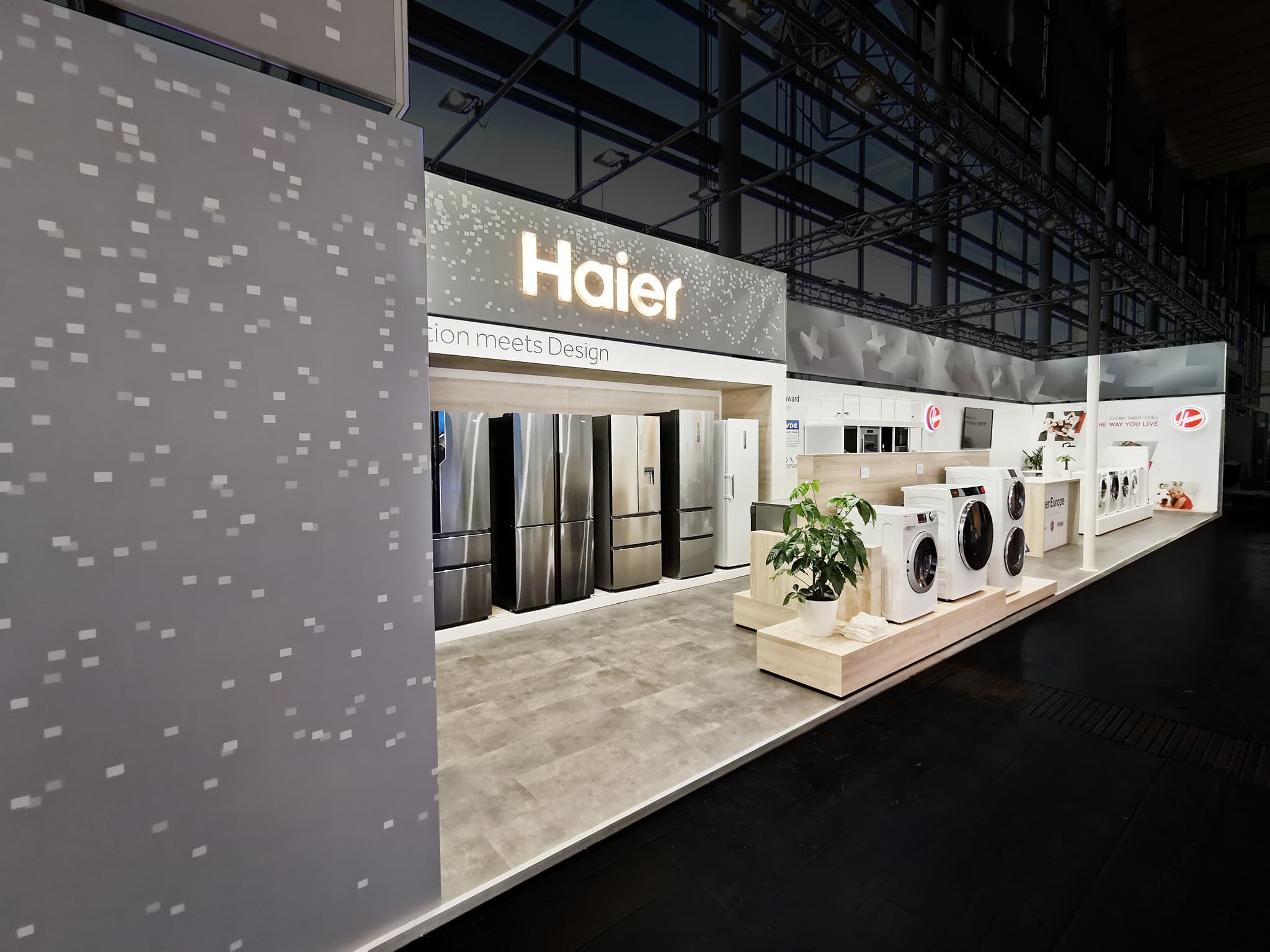 FTJ Messe Hannover – Haier Messestand mit Waschmaschinen und Kühlschränken in moderner Präsentation – Messebau Hannover.