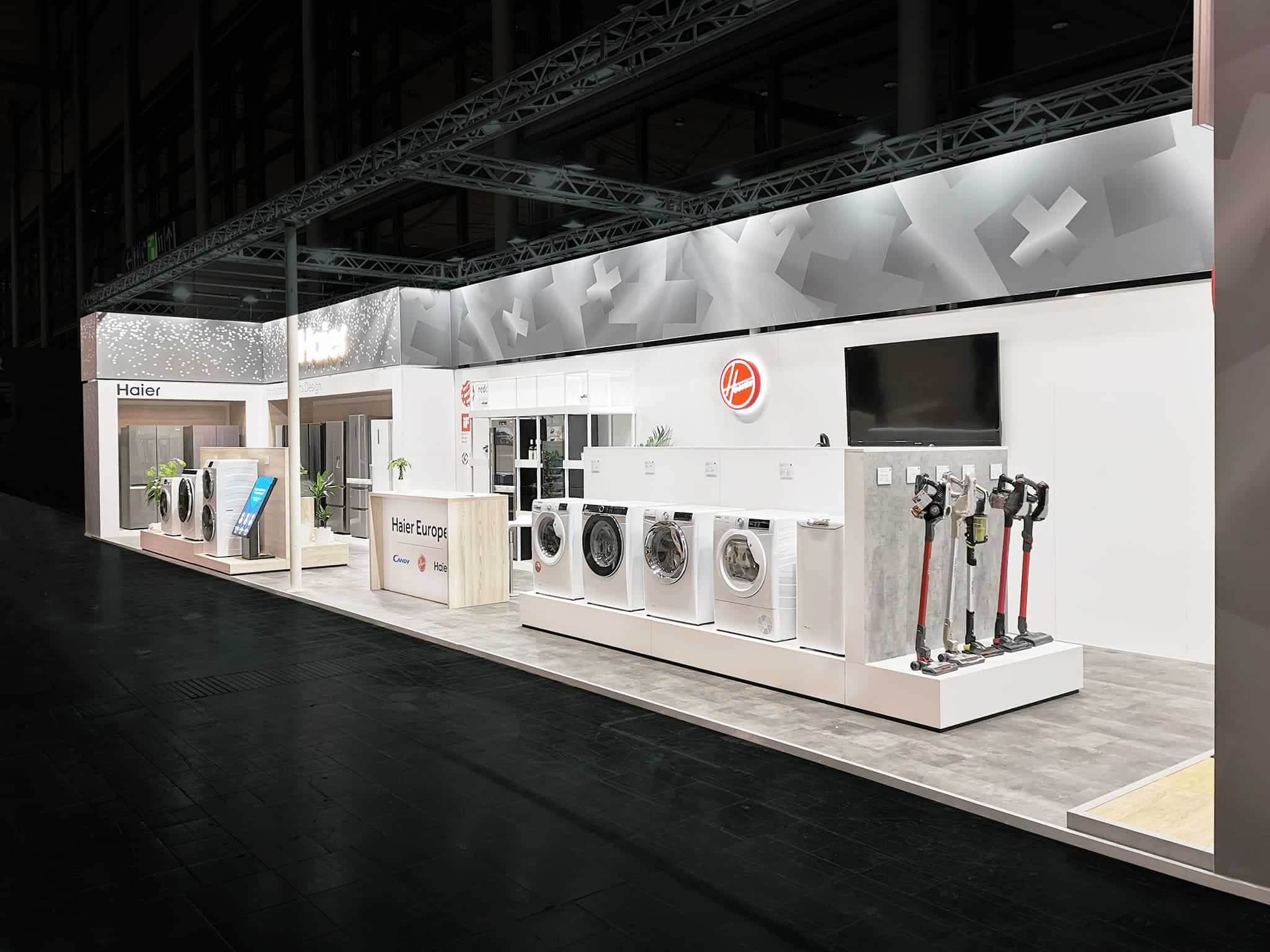 Großzügiger Haier Messestand auf der FTJ Messe in Hannover mit Haushaltsgeräten und modernen Displays – Messebau Hannover.