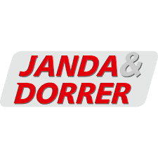 Das Bild zeigt das Logo von Janda & Dorrer. Der Text „JANDA & DORRER“ ist in fetten roten Buchstaben auf hellgrauem, rechteckigem Hintergrund dargestellt. Das Und-Zeichen ist in kleinerer grauer Schrift gehalten.