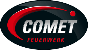 Das Logo von Comet Feuerwerk präsentiert sich auf einem schwarzen, ovalen Hintergrund. „COMET“ ist in fettem Silber geschrieben, darunter steht „FEUERWERK“ in Rot. Über dem Text befinden sich ein roter, gebogener Streifen und ein Punkt, die an einen Kometen erinnern.