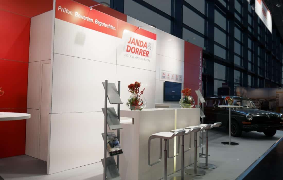 Detailansicht Janda Dorrer Messestand Retro Classic mit weiß-rotem Design und Sitzbereich – Messebau Nürnberg.