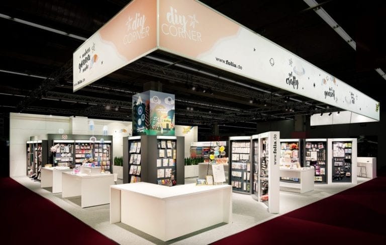 Kreativer Messestand von Folia auf der Creativworld in Frankfurt mit DIY-Produkten, Bastelmaterialien und moderner Präsentation – Messebau Frankfurt.