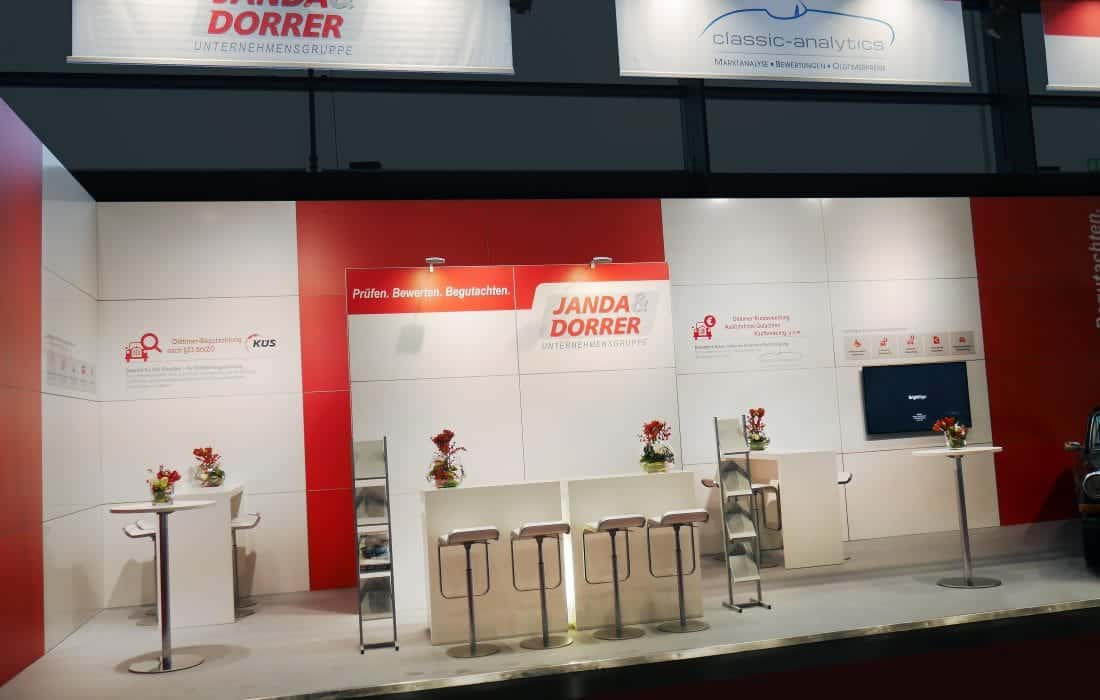 Moderner Messestand Retro Classic – Janda Dorrer mit Theke, Barhockern und Branding, Messebau Nürnberg.