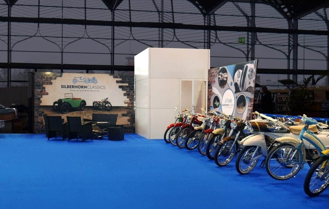 Messebau Nürnberg – Retro Classics Stand mit Oldtimer Motorrädern und Lounge-Bereich