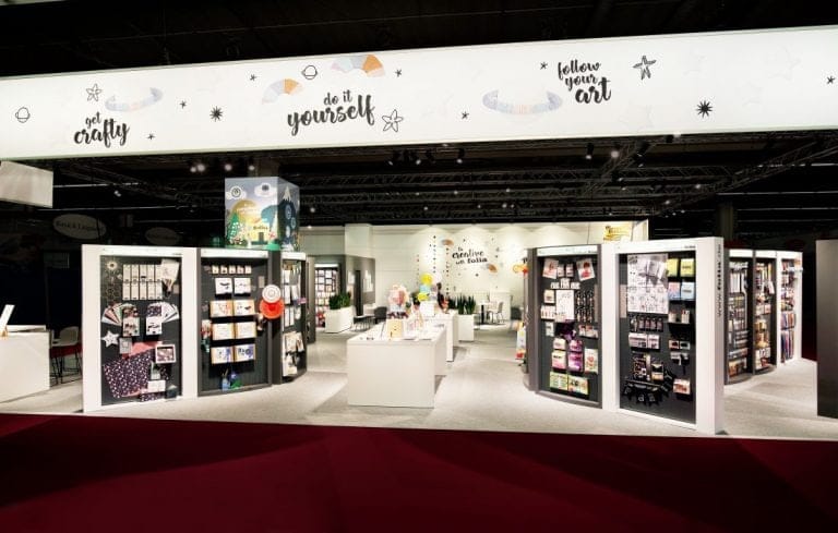 Innovativer Messebau auf der Creativworld in Frankfurt mit Bastel- und Kreativprodukten von Folia, modern beleuchtetem Design.
