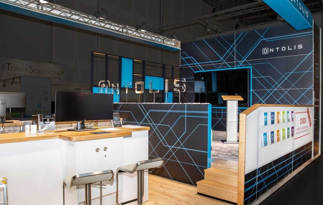 ICS Messebau Stuttgart – Ontolis Stand mit Präsentationsfläche und Holztheke.