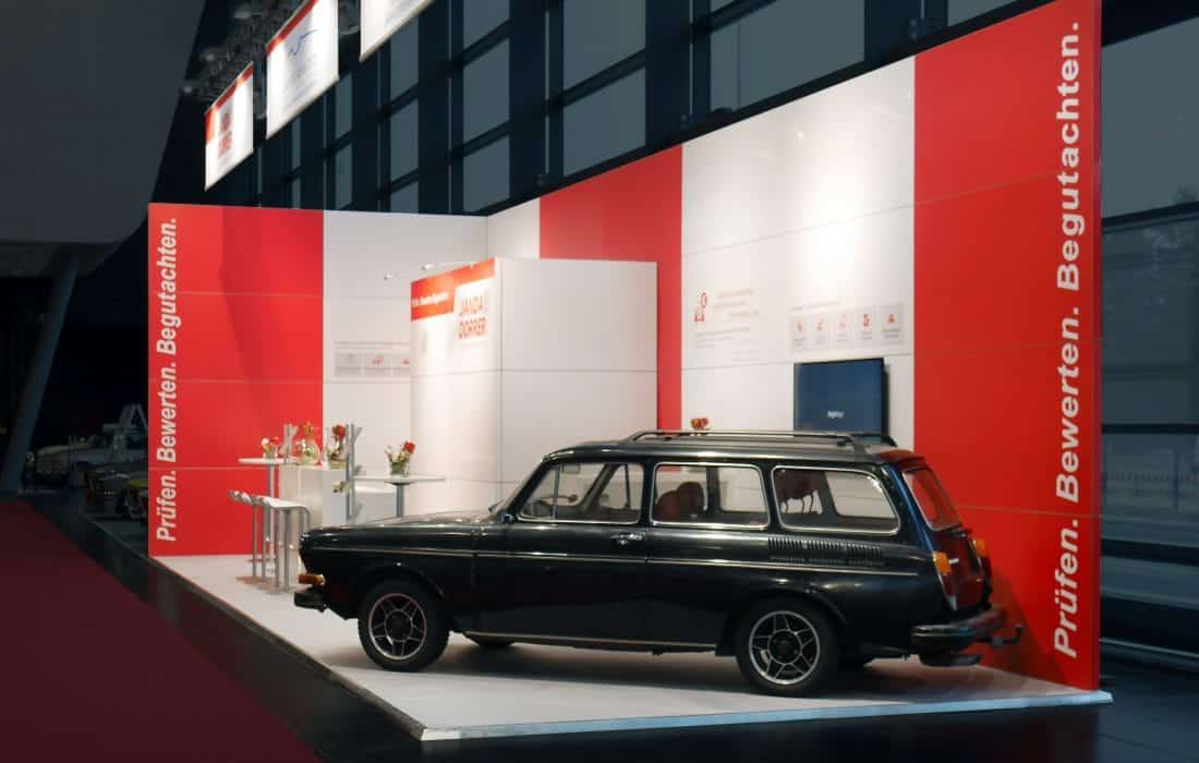Retro Classic Ausstellung – schwarzer Oldtimer am Messestand von Janda Dorrer in Nürnberg.