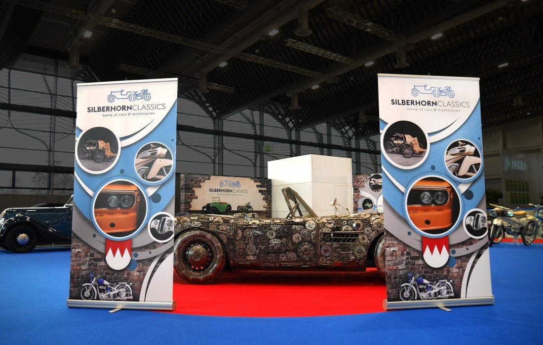 Messebau Nürnberg – Retro Classics Messestand mit kunstvollem Oldtimer aus Metallteilen