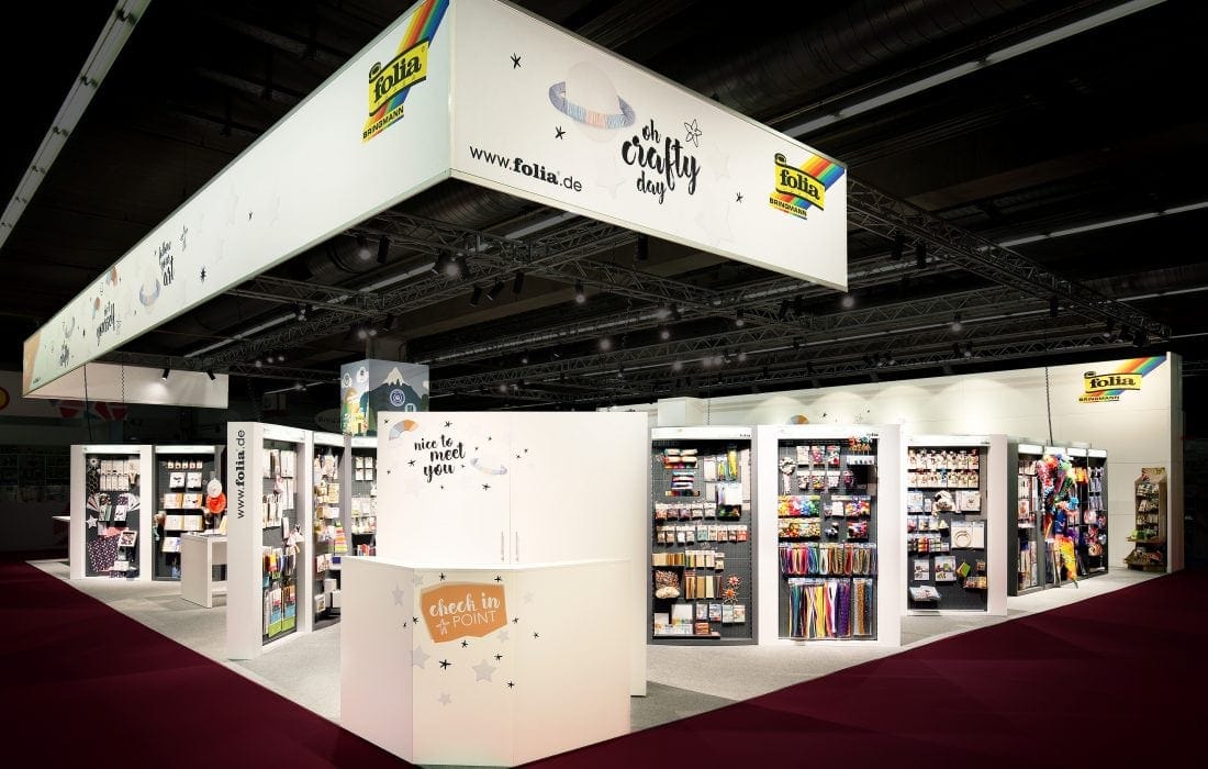 Übersichtlicher Messestand mit Bastelprodukten, DIY-Materialien und farbenfrohen Präsentationsflächen von Folia – Creativworld Messe Frankfurt.