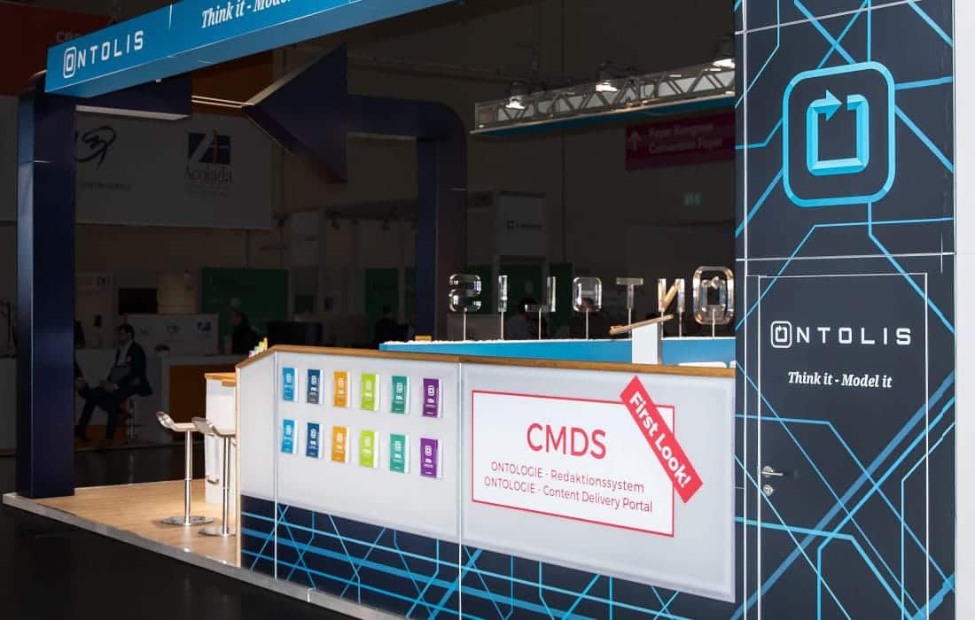Messestand Ontolis auf der ICS Messe Stuttgart mit CMDS Präsentation und Firmenbranding.