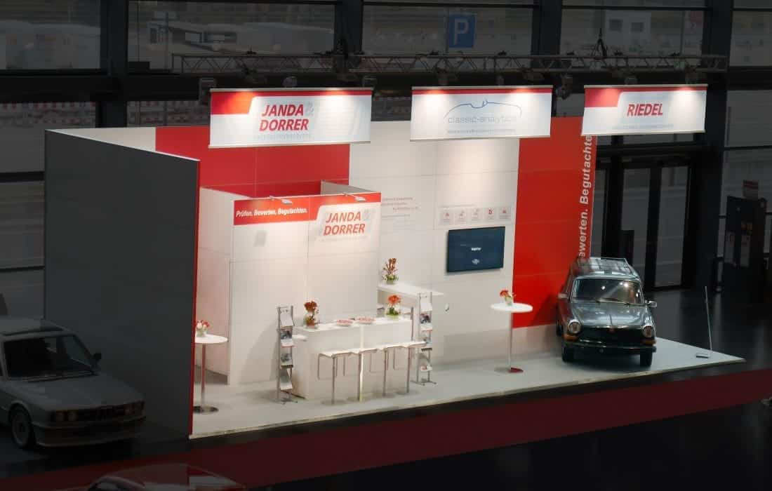 Moderner Messestand von Janda Dorrer auf der Retro Classic – Messebau Nürnberg mit klassischem Oldtimer.