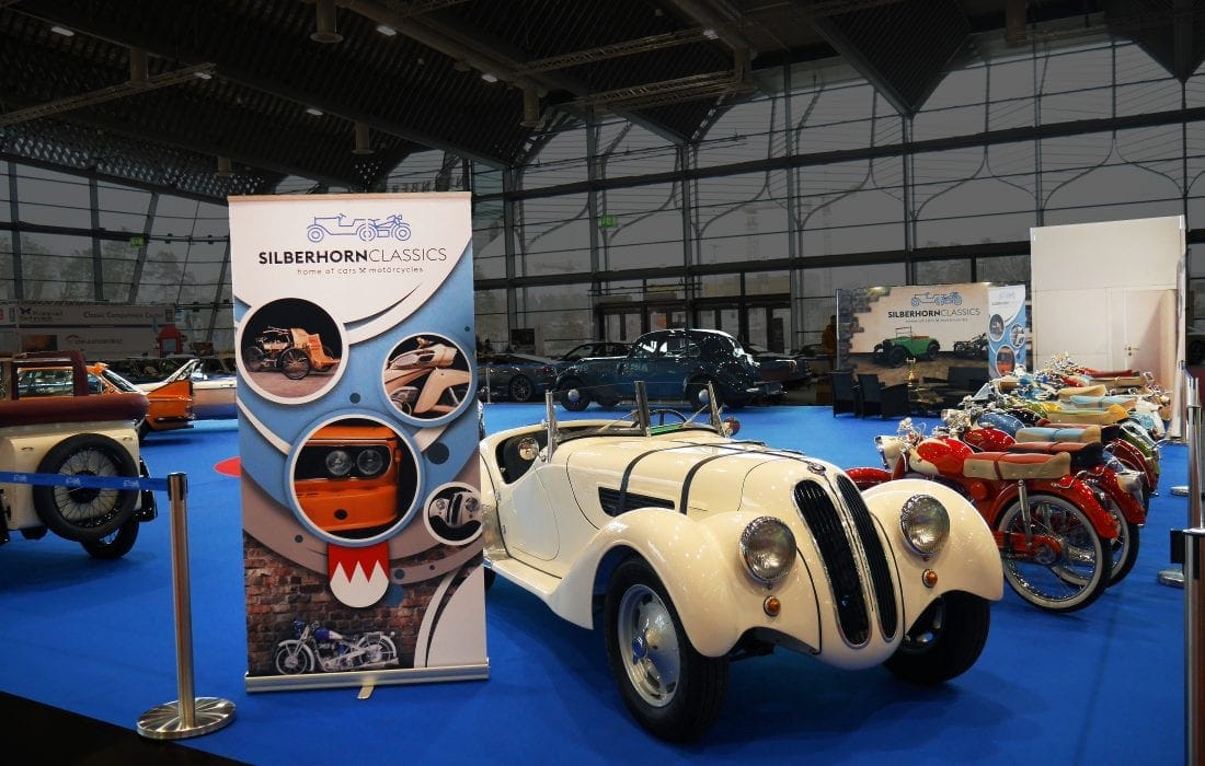 Messebau Nürnberg – Retro Classics Stand mit Oldtimer Roadster und Motorrädern