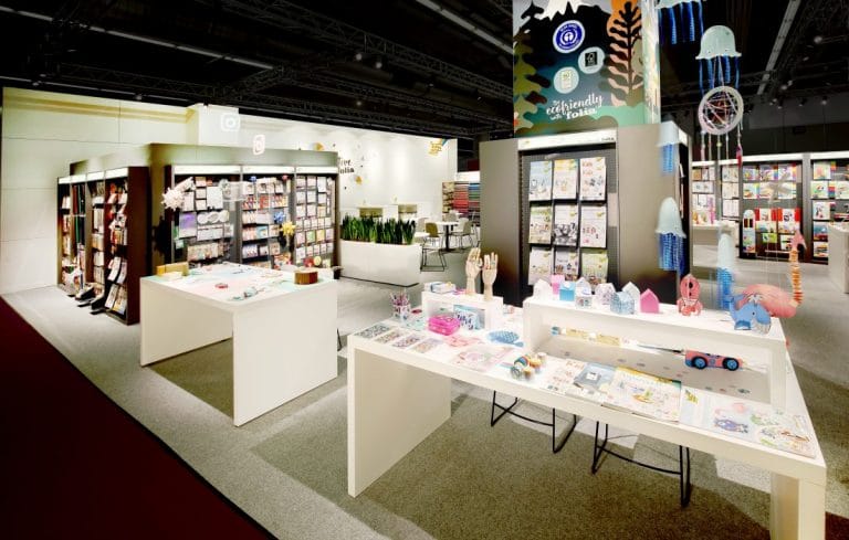 Moderner Messestand von Folia auf der Creativworld in Frankfurt mit DIY- und Bastelmaterialien, Regalsystemen und dekorativem Aufbau – Messebau Frankfurt.