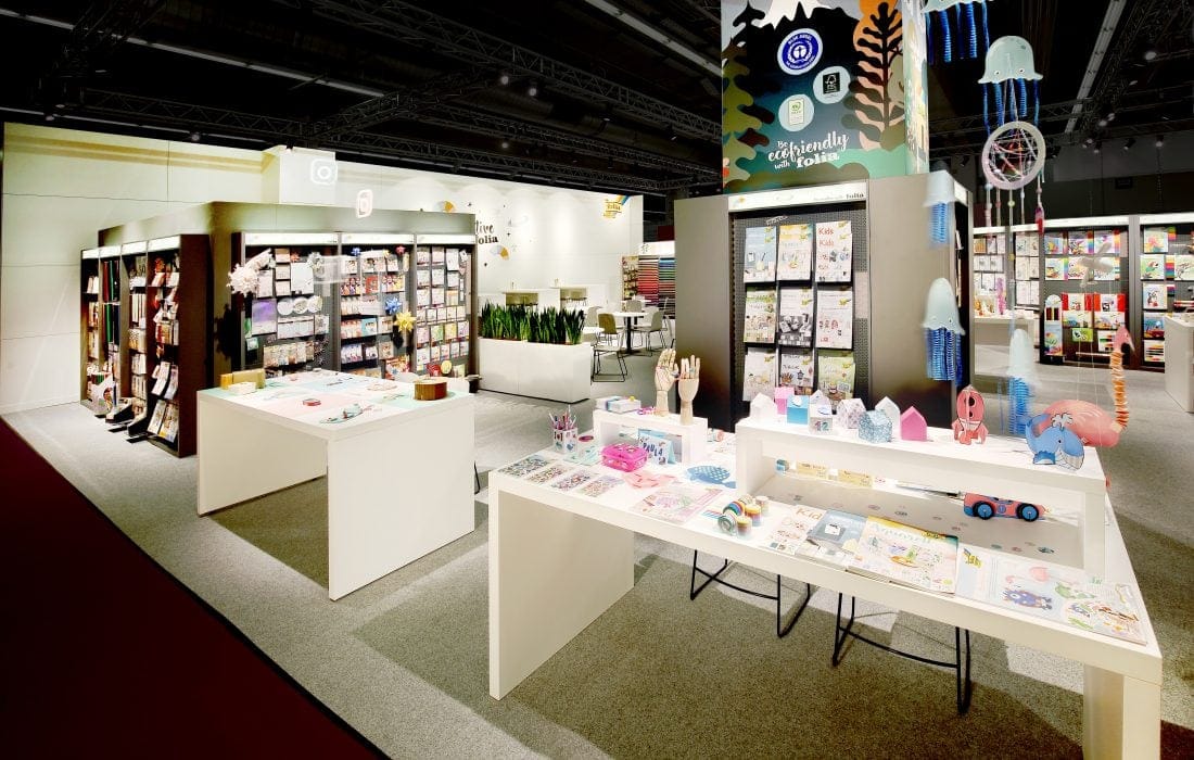 Moderner Messestand von Folia auf der Creativworld in Frankfurt mit DIY- und Bastelmaterialien, Regalsystemen und dekorativem Aufbau – Messebau Frankfurt.