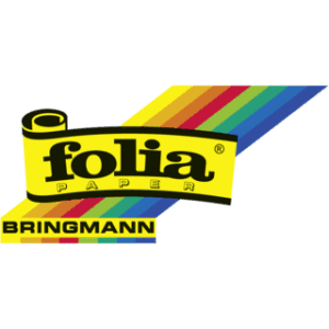 Das Logo von Folia Bringmann zeigt eine gelbe Schriftrolle mit dem schwarzen Schriftzug „folia“ und darunter „PAPER“. Hinter der Schriftrolle verläuft ein diagonaler Regenbogenstreifen. Darunter steht in schwarzer Schrift „BRINGMANN“.