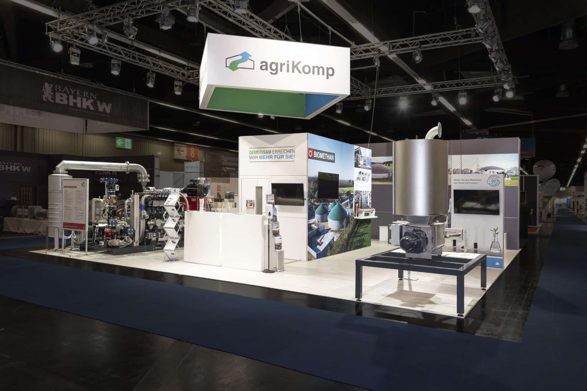Moderner Messestand von agriKomp mit technischen Anlagen und Biomethan-Themen auf der Biogas Convention – Messebau Nürnberg.