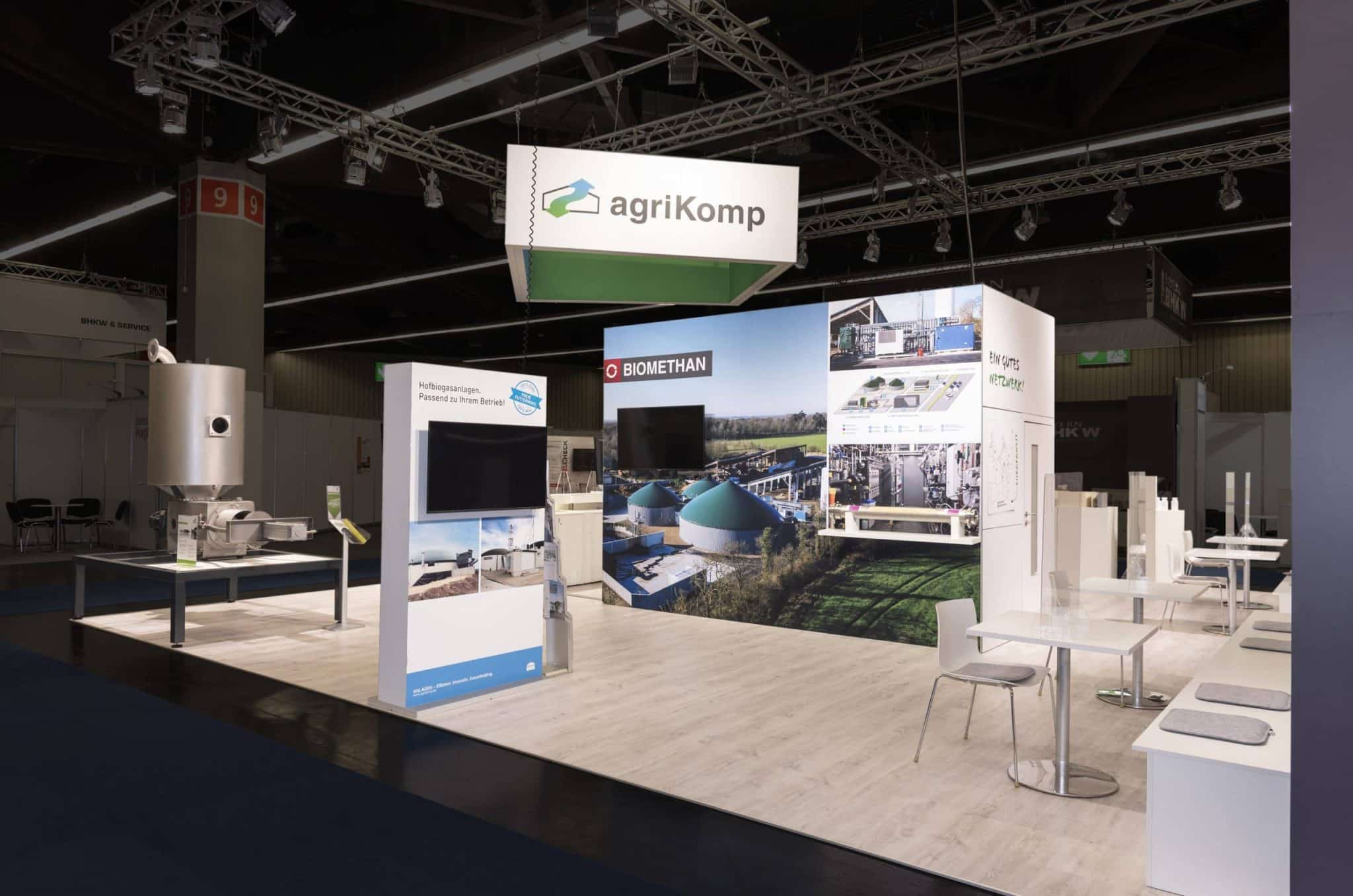Rückseite des Messestandes mit Biogas- und Biomethan-Themen auf der Biogas Convention – Messebau Nürnberg.