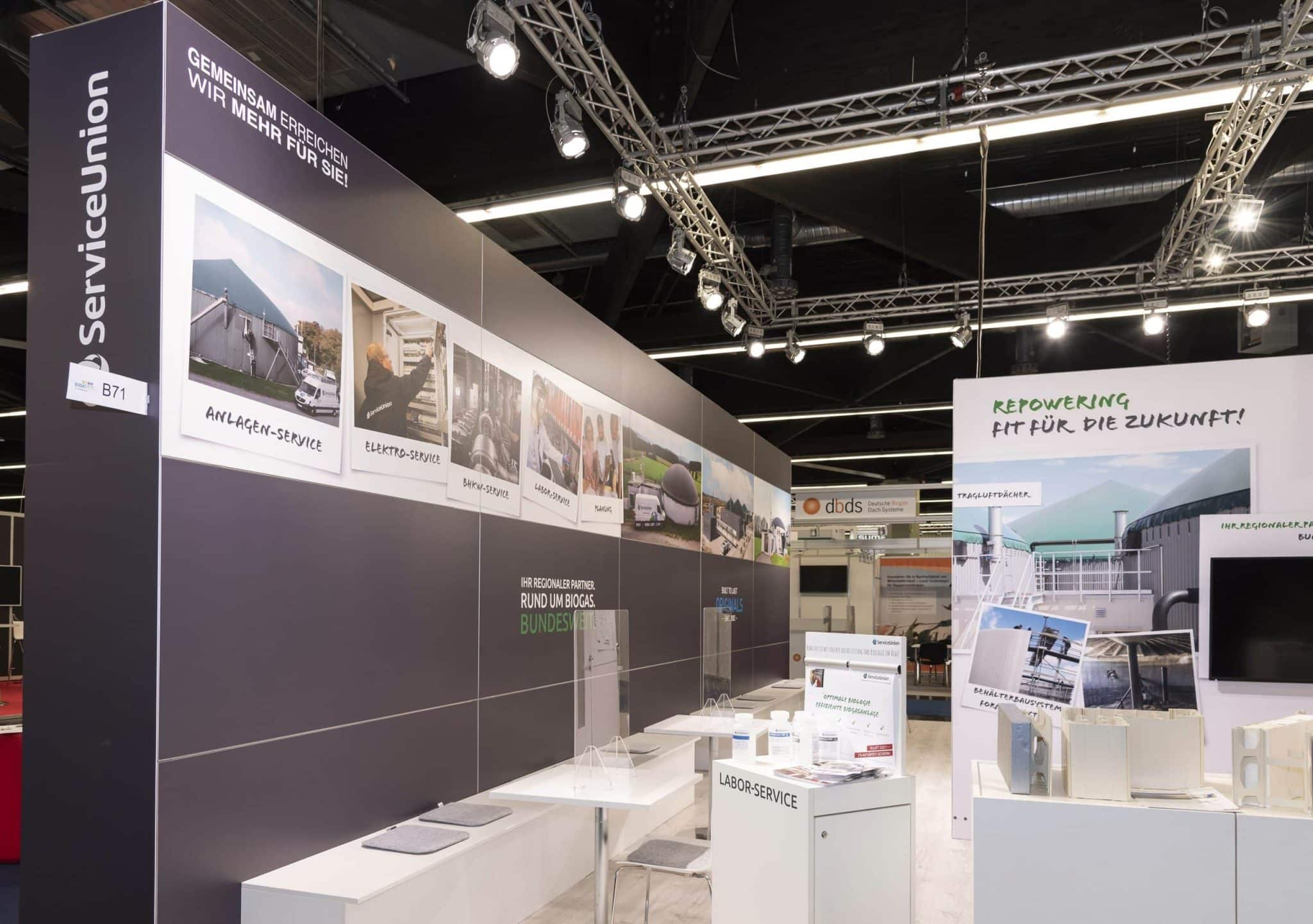 Detailansicht mit Labor-Service-Bereich und Informationswänden – Biogas Convention Nürnberg.
