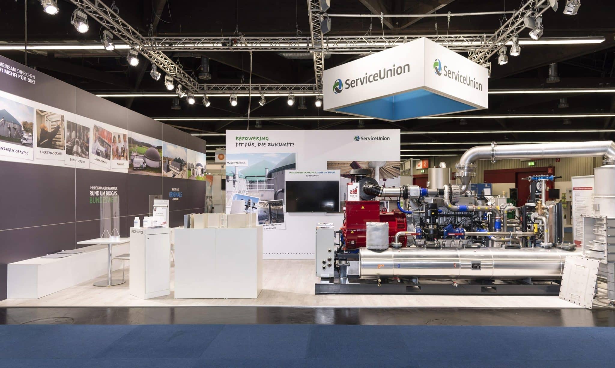 Gesamtansicht des Messestandes mit industriellen Anlagen auf der Biogas Convention – Messebau Nürnberg.