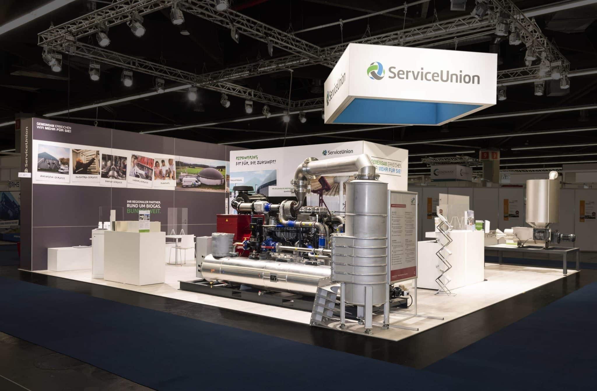 Maschinenanlage und Ausstellungstechnik auf dem Messestand von ServiceUnion – Biogas Convention Nürnberg.
