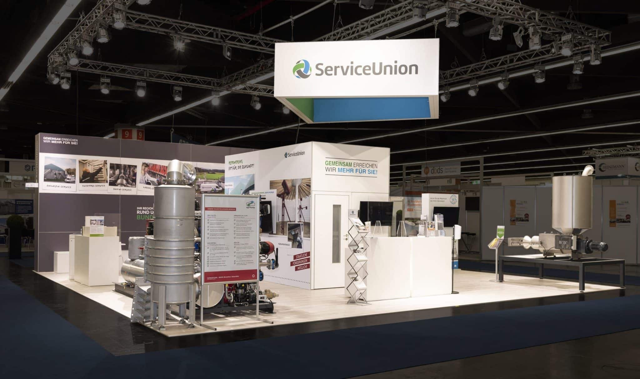 Weißer Messestand mit technischen Exponaten und großem ServiceUnion-Logo – Biogas Convention Nürnberg.