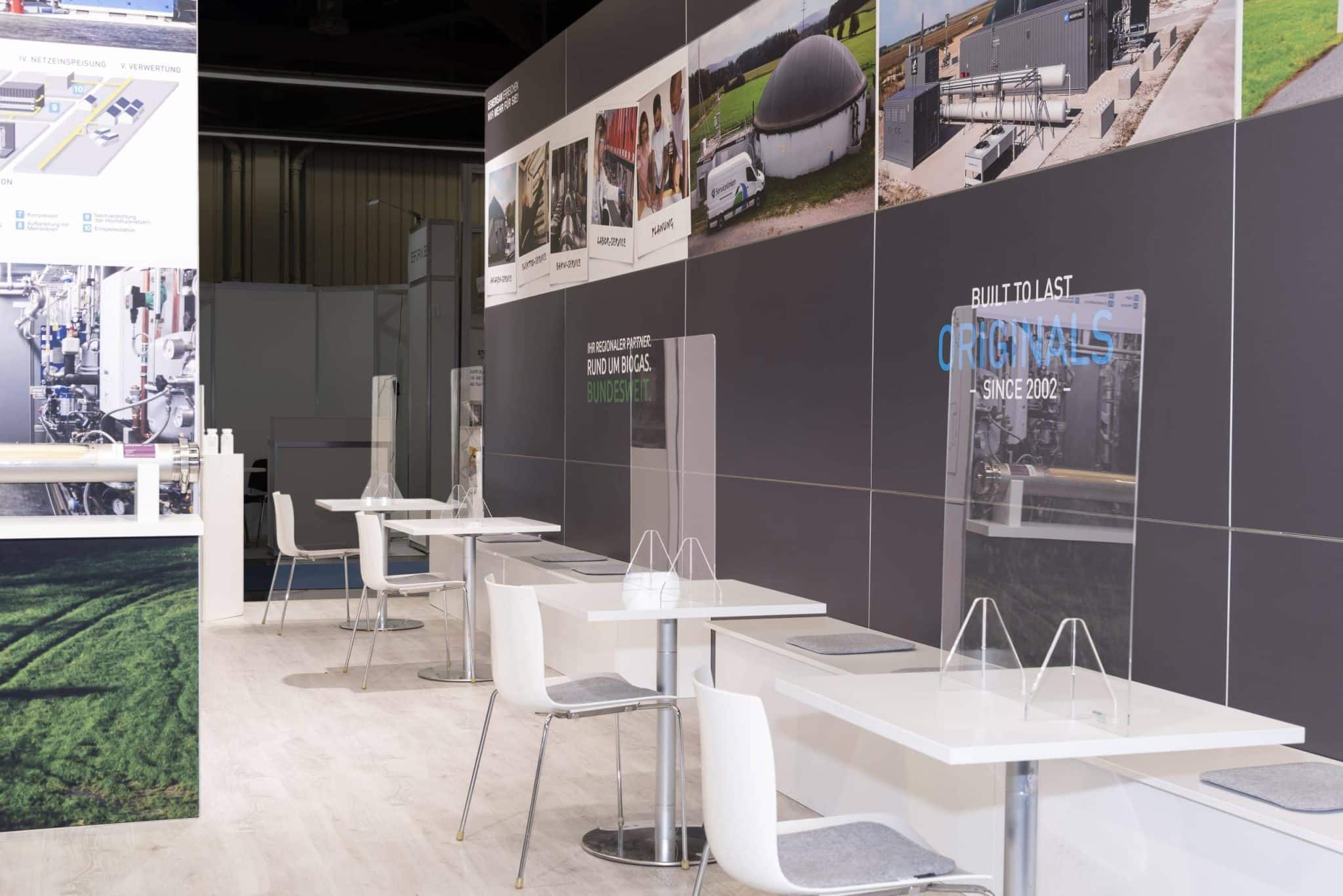 Moderner Messestand mit Sitzgelegenheiten und Infowänden auf der Biogas Convention – Messebau Nürnberg.