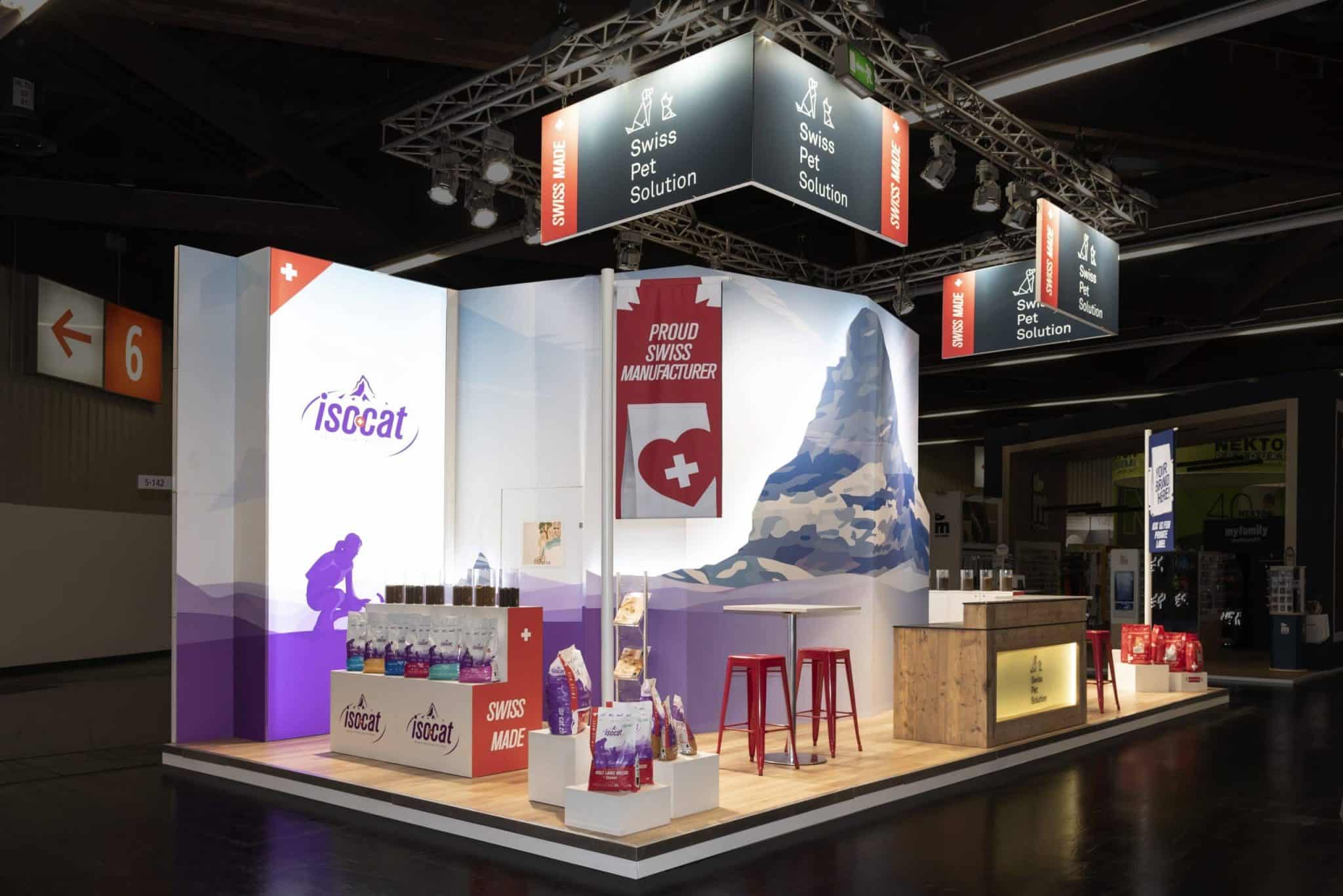 Messebau Nürnberg – Inzerzoo Stand mit großen Bannern, IsoCat und Swiss Made Branding.