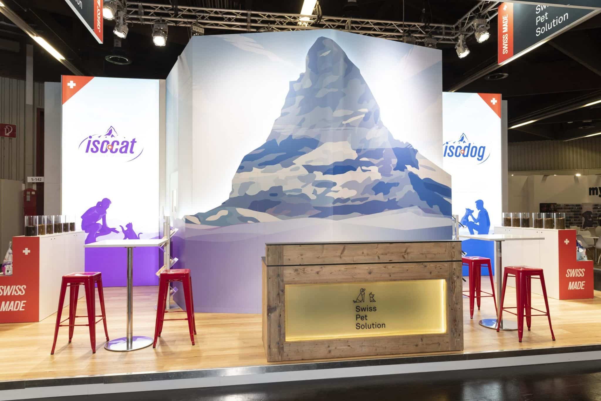 Messebau Nürnberg – Frontansicht des Inzerzoo Stands mit Matterhorn-Grafik und zentraler Theke.