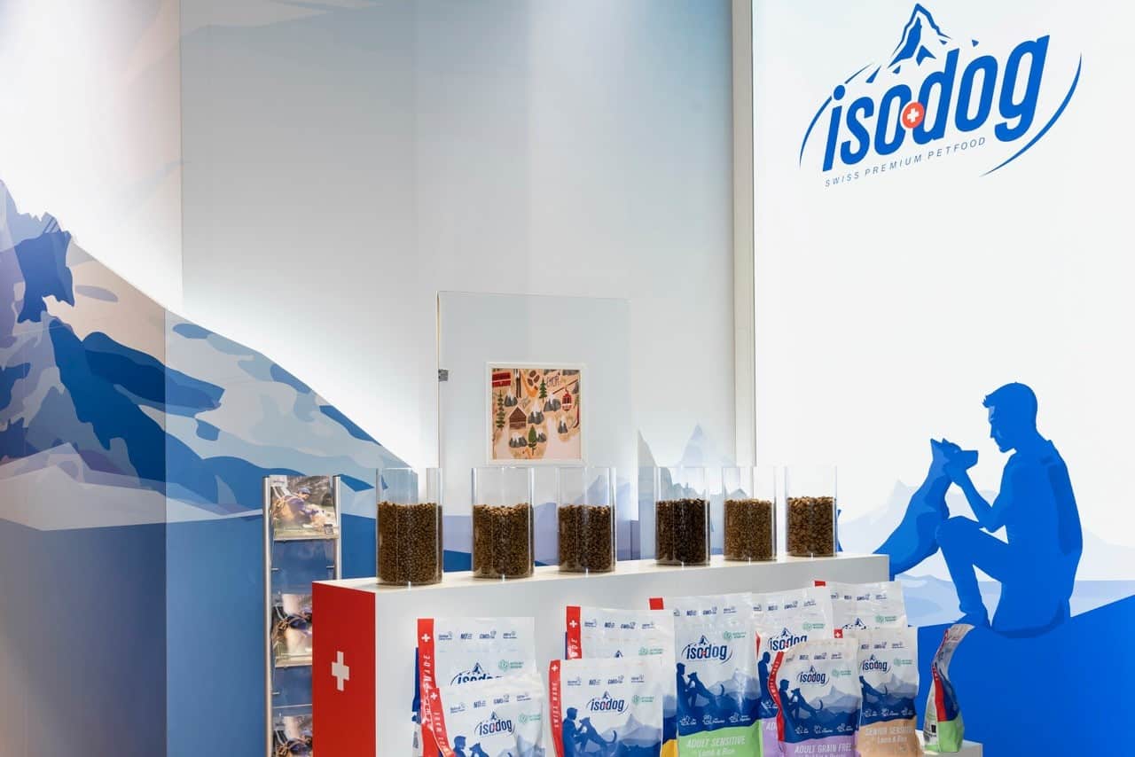 Messebau Nürnberg – Inzerzoo Messestand mit Isodog Branding und Präsentation von Hundefutter.