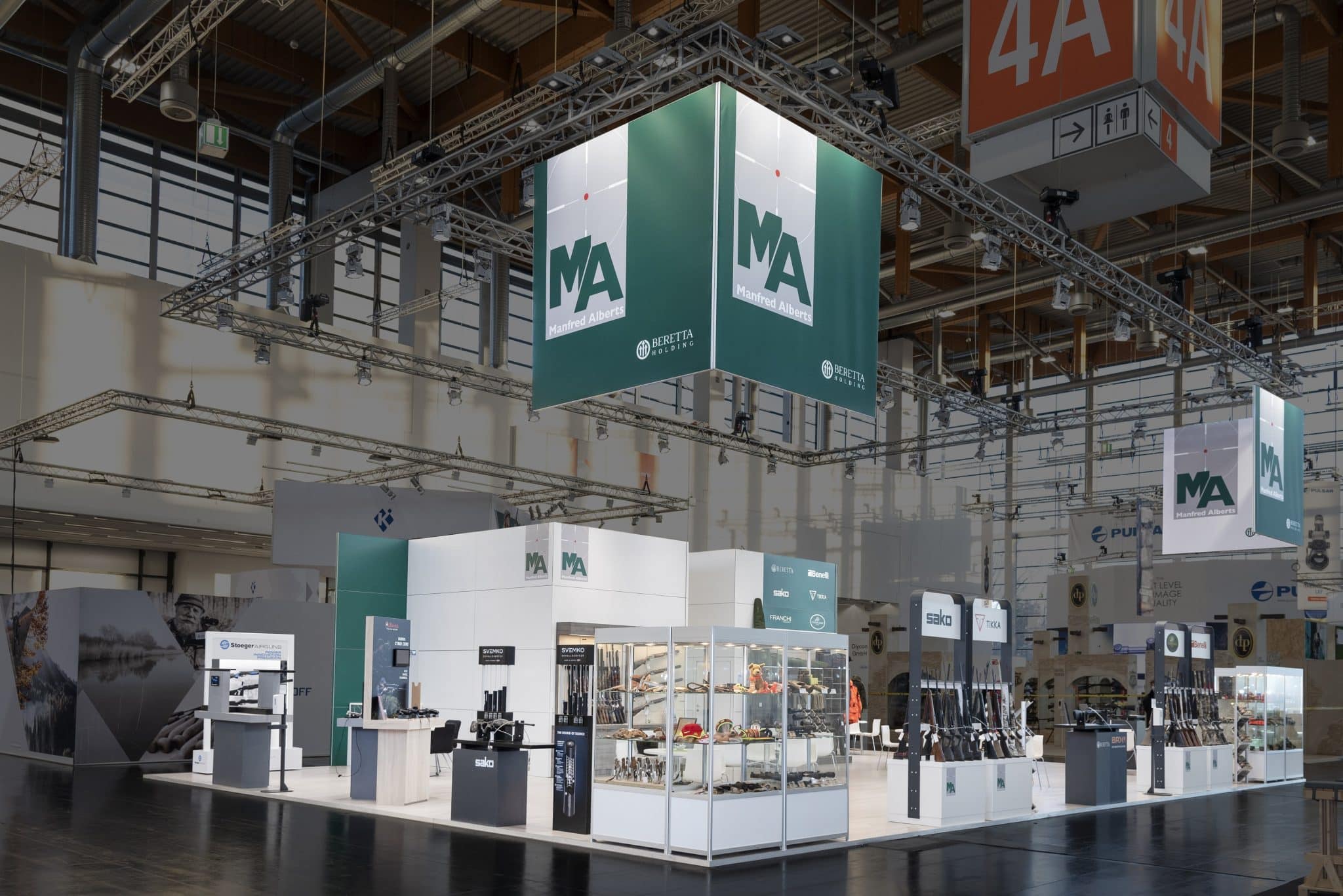 Großformatiger Messestand mit Beretta, Benelli und Partnern von Manfred Alberts auf der IWA OutdoorClassics in Nürnberg.
