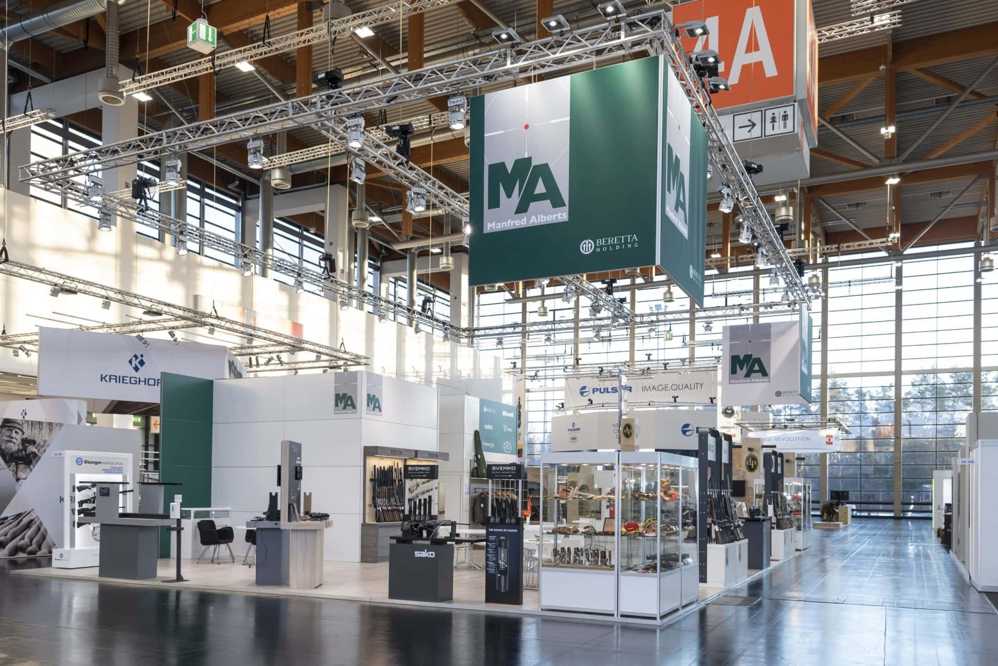 Gesamtaufnahme des Messestands von Manfred Alberts, Beretta und Partnern auf der IWA OutdoorClassics in Nürnberg.