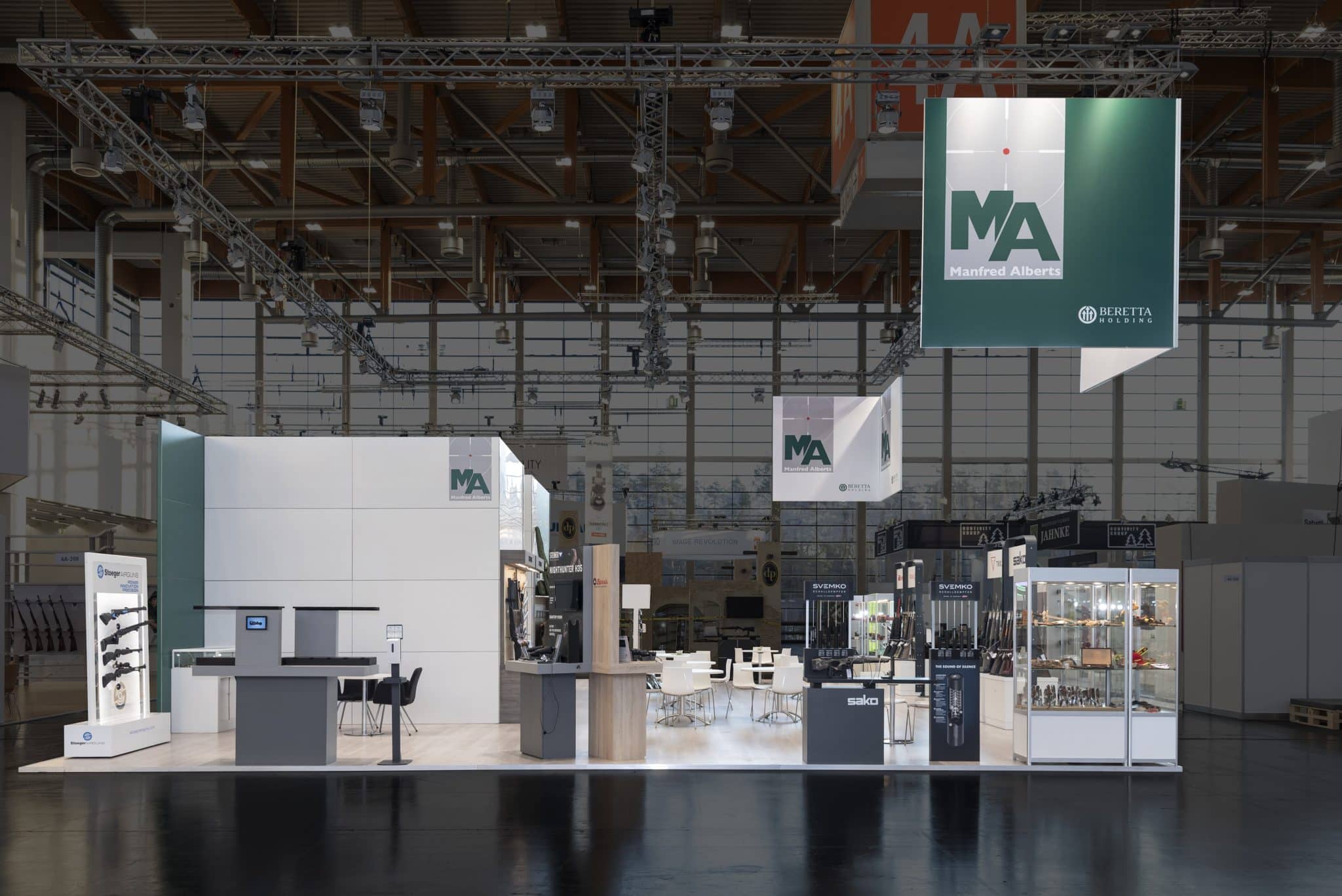 Zentraler Messeaufbau von Manfred Alberts mit Jagdwaffen, Ausrüstung und großen Logos auf der IWA OutdoorClassics in Nürnberg.