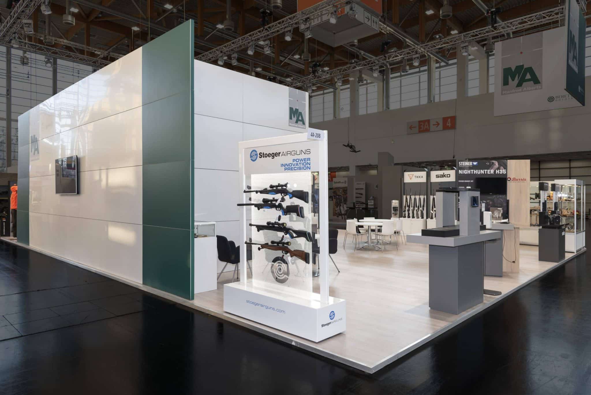 Präsentation von Stoeger Airguns und weiteren Jagdwaffen am Messestand von Manfred Alberts auf der IWA OutdoorClassics in Nürnberg.