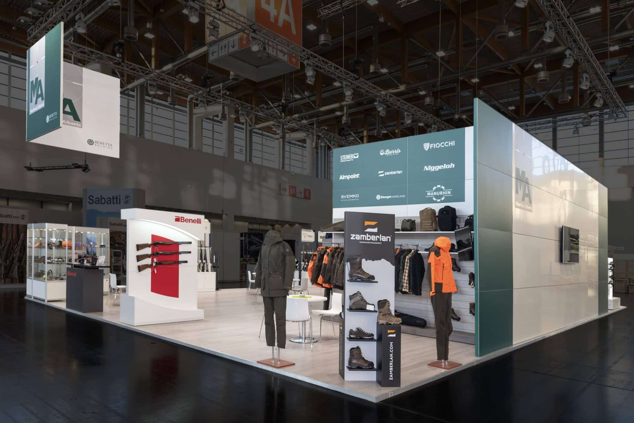 Messestand mit Jagdbekleidung, Schuhen, Waffen und Zubehör von Zamberlan, Benelli und Beretta auf der IWA OutdoorClassics in Nürnberg.