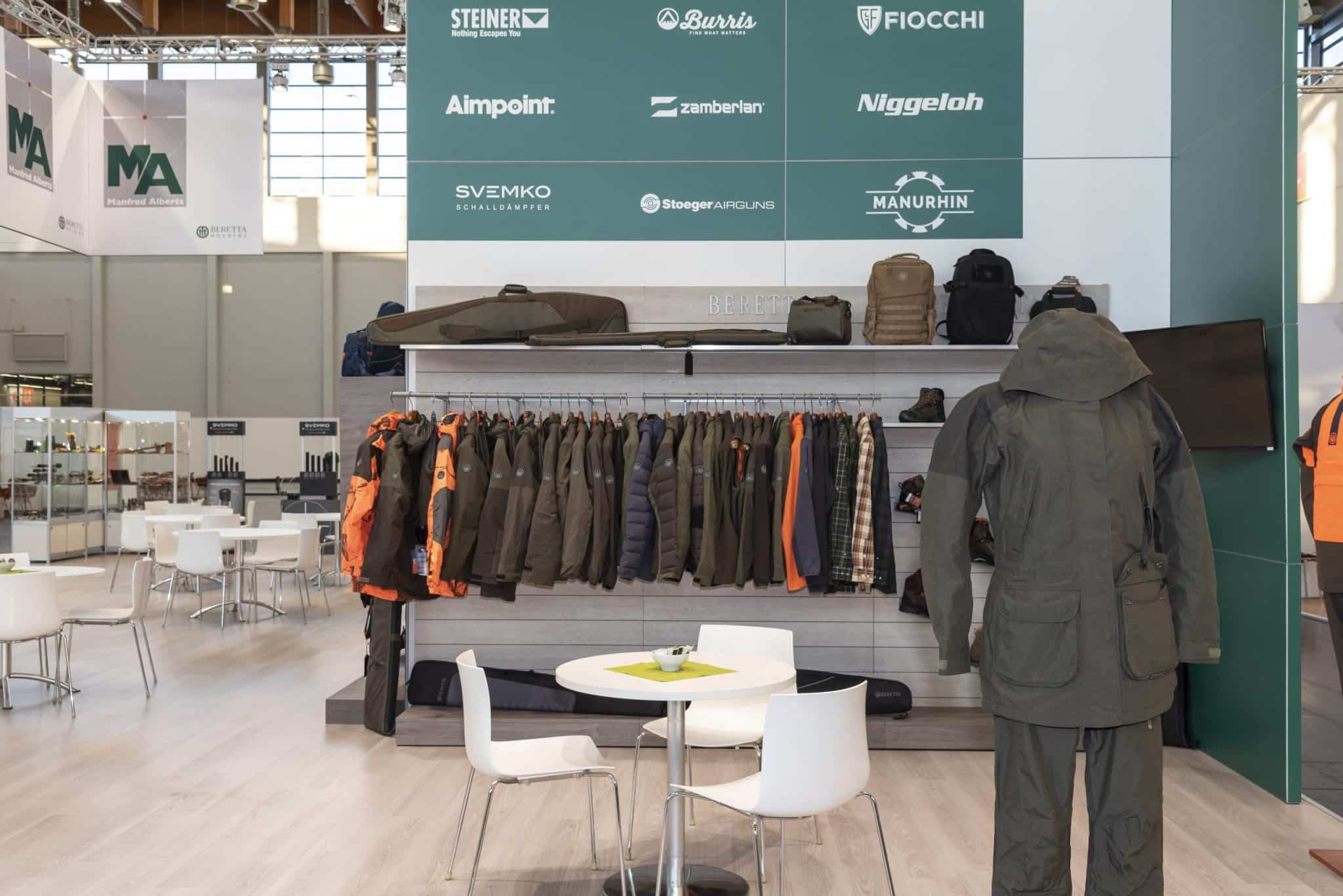 Jagdbekleidung, Rucksäcke und Outdoor-Accessoires von Beretta und Partnern auf dem Stand von Manfred Alberts bei der IWA OutdoorClassics in Nürnberg.