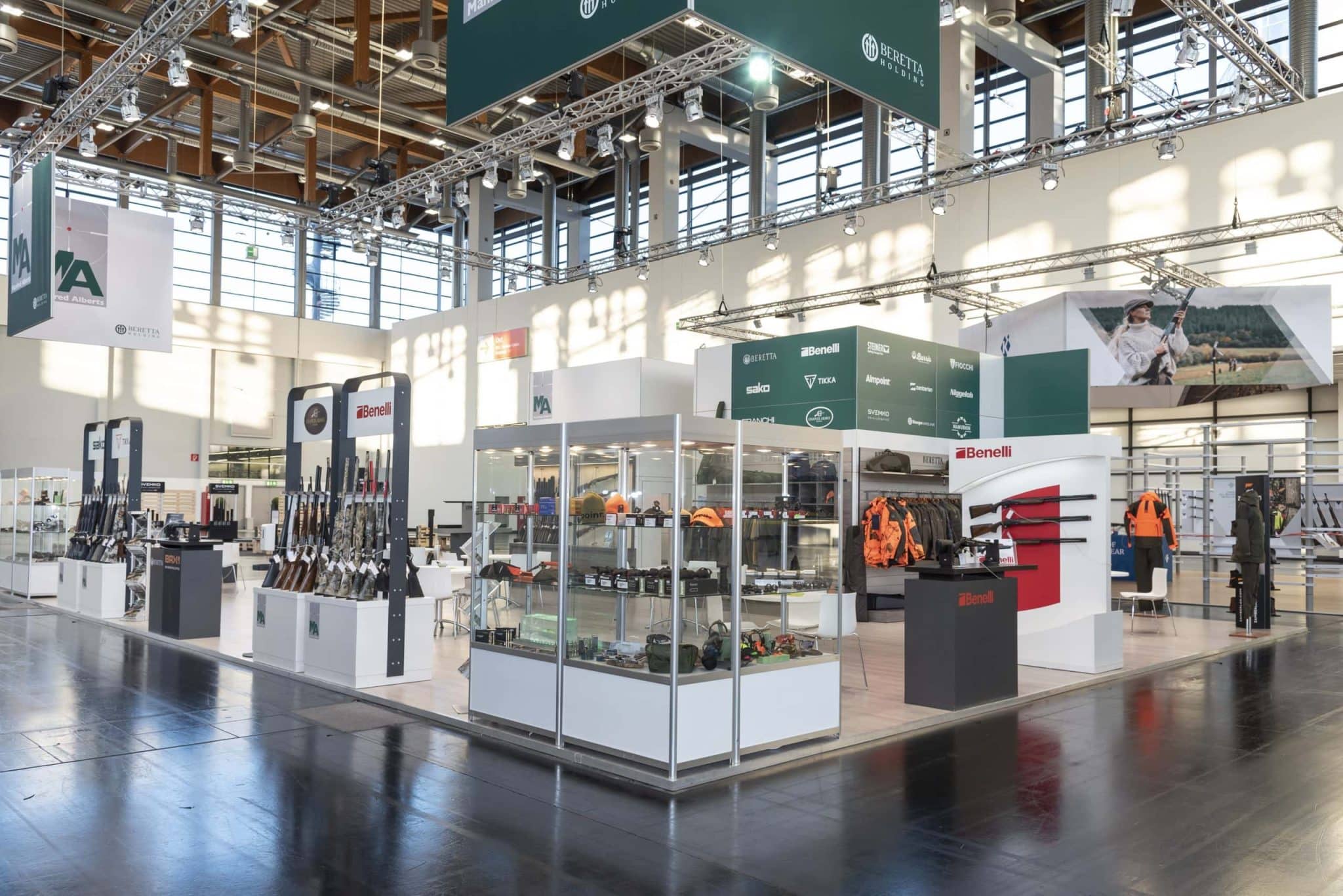 Großzügiger Messestand von Benelli und Beretta mit Jagdwaffen, Zubehör und Jagdbekleidung auf der IWA OutdoorClassics in Nürnberg.