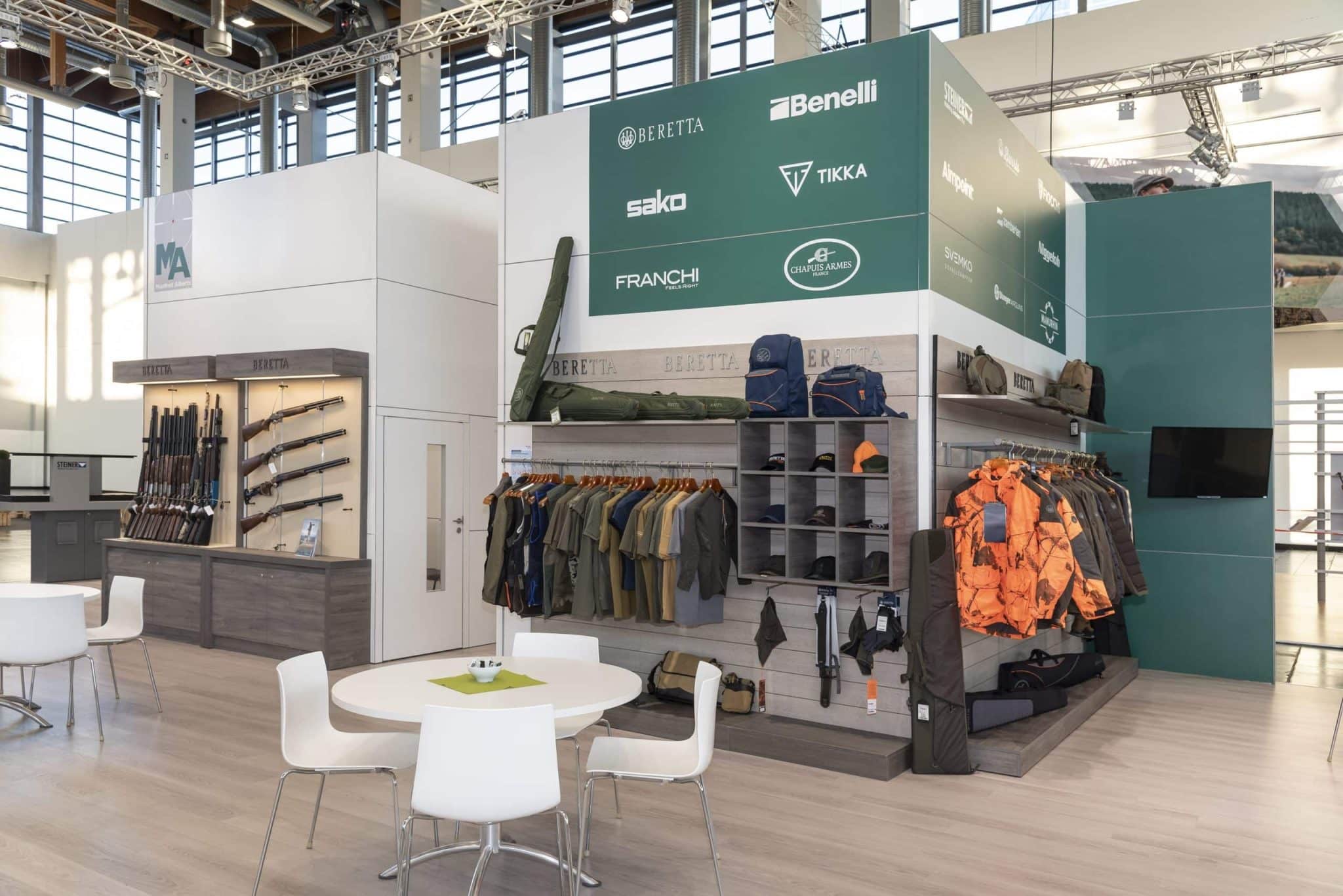 Moderner Messestand von Manfred Alberts mit Beretta-Jagdwaffen, Outdoor-Bekleidung und Jagdzubehör auf der IWA OutdoorClassics in Nürnberg.