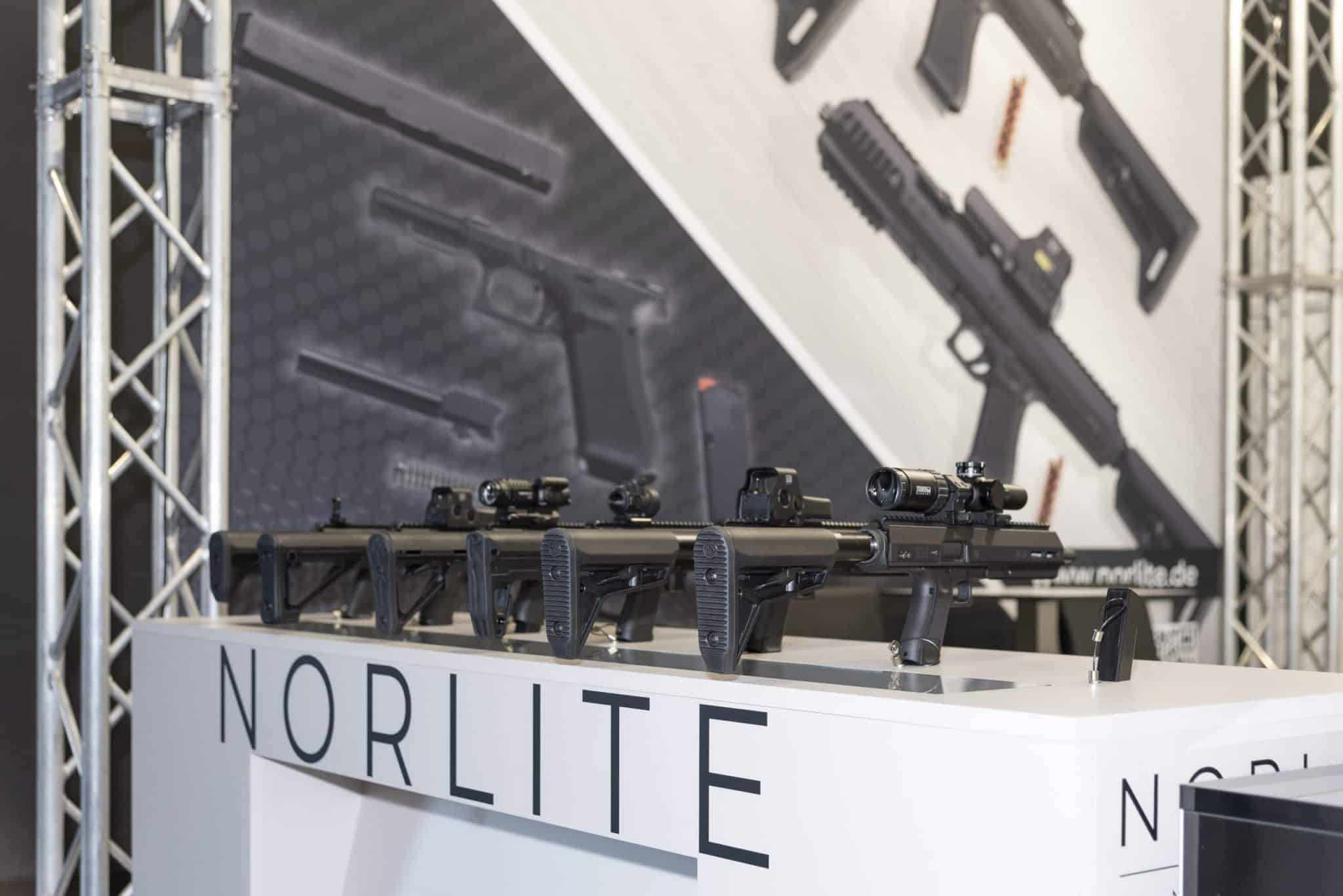 Moderner Messestand von Norlite auf der IWA OutdoorClassics in Nürnberg mit Präsentation der USK-G Umrüstsätze für Glock.