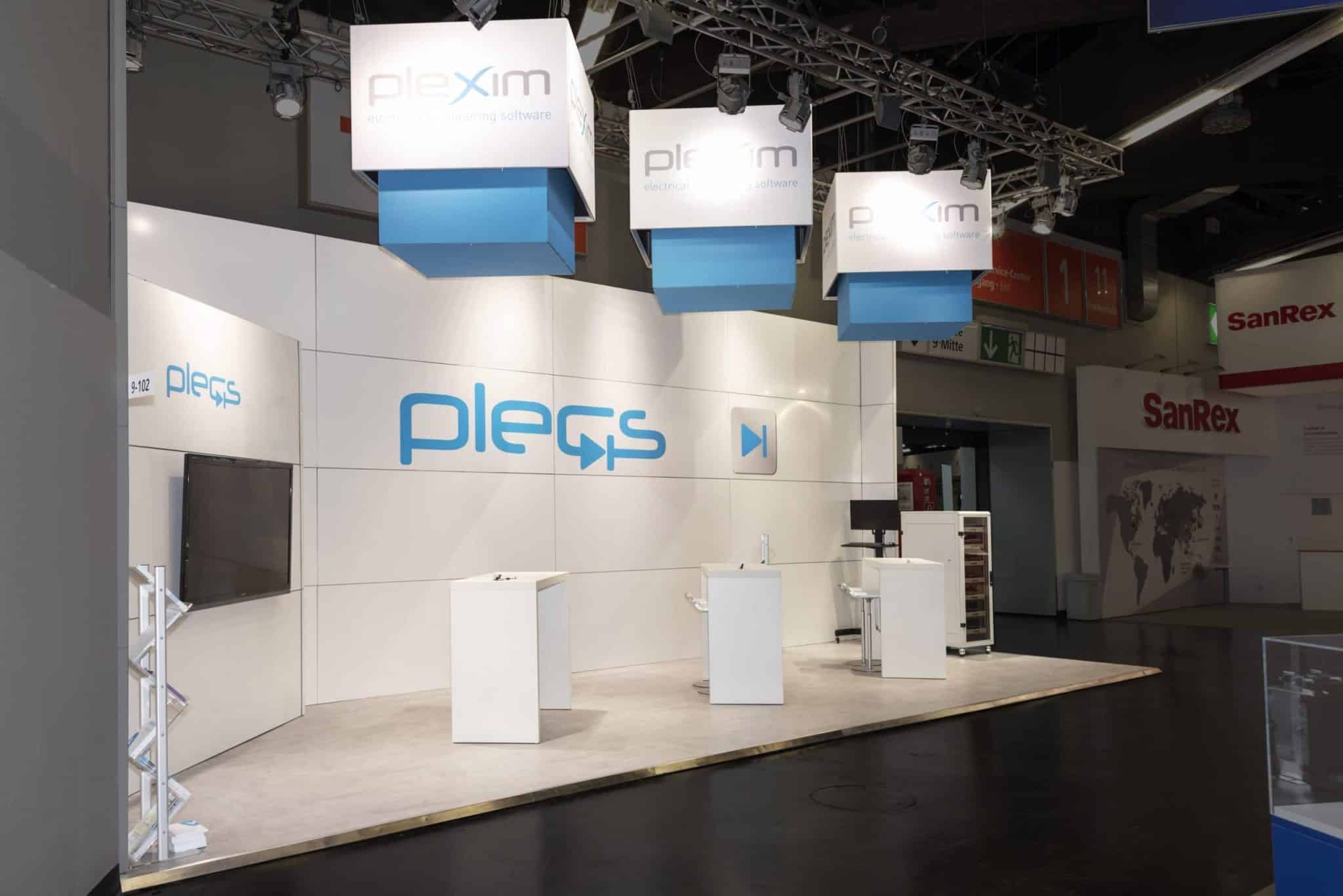 Messestand von Plexim bei der PCIM in Nürnberg mit großem Logo, Hängedisplays und klarer Architektur – Messebau Nürnberg.