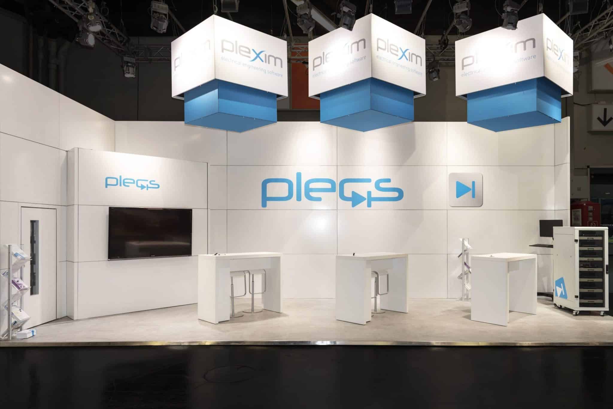 Plexim Ausstellungsstand auf der PCIM Nürnberg mit Logo, Monitor und weißen Countern im minimalistischen Stil – Messebau Nürnberg.