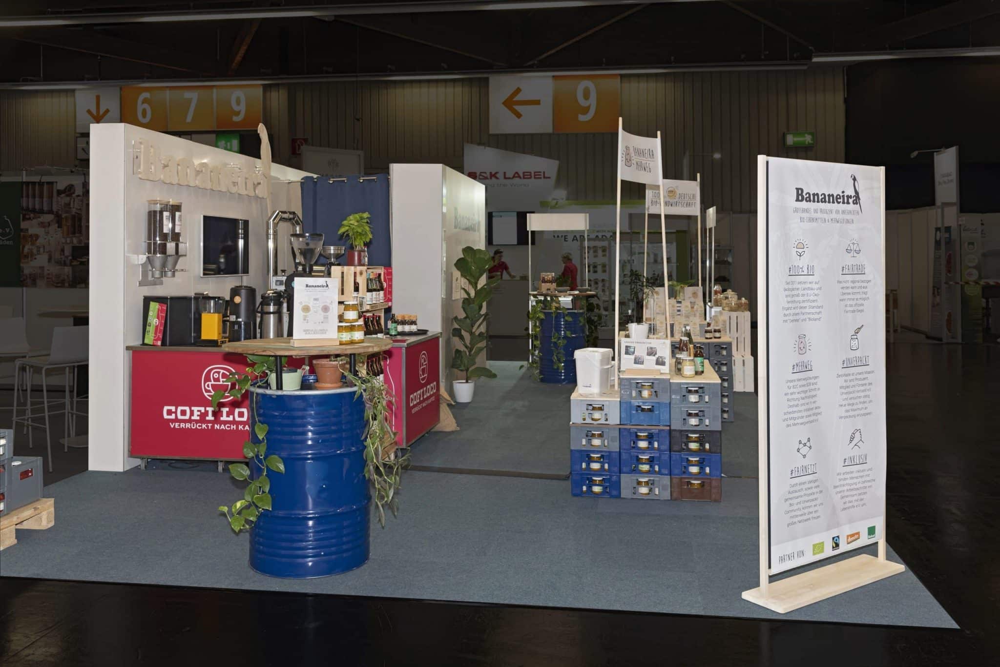 Detailaufnahme des Bananeira-Messestands mit nachhaltigen Lebensmittelprodukten und fair gehandelten Waren – Biofach Nürnberg Messebau Nürnberg.